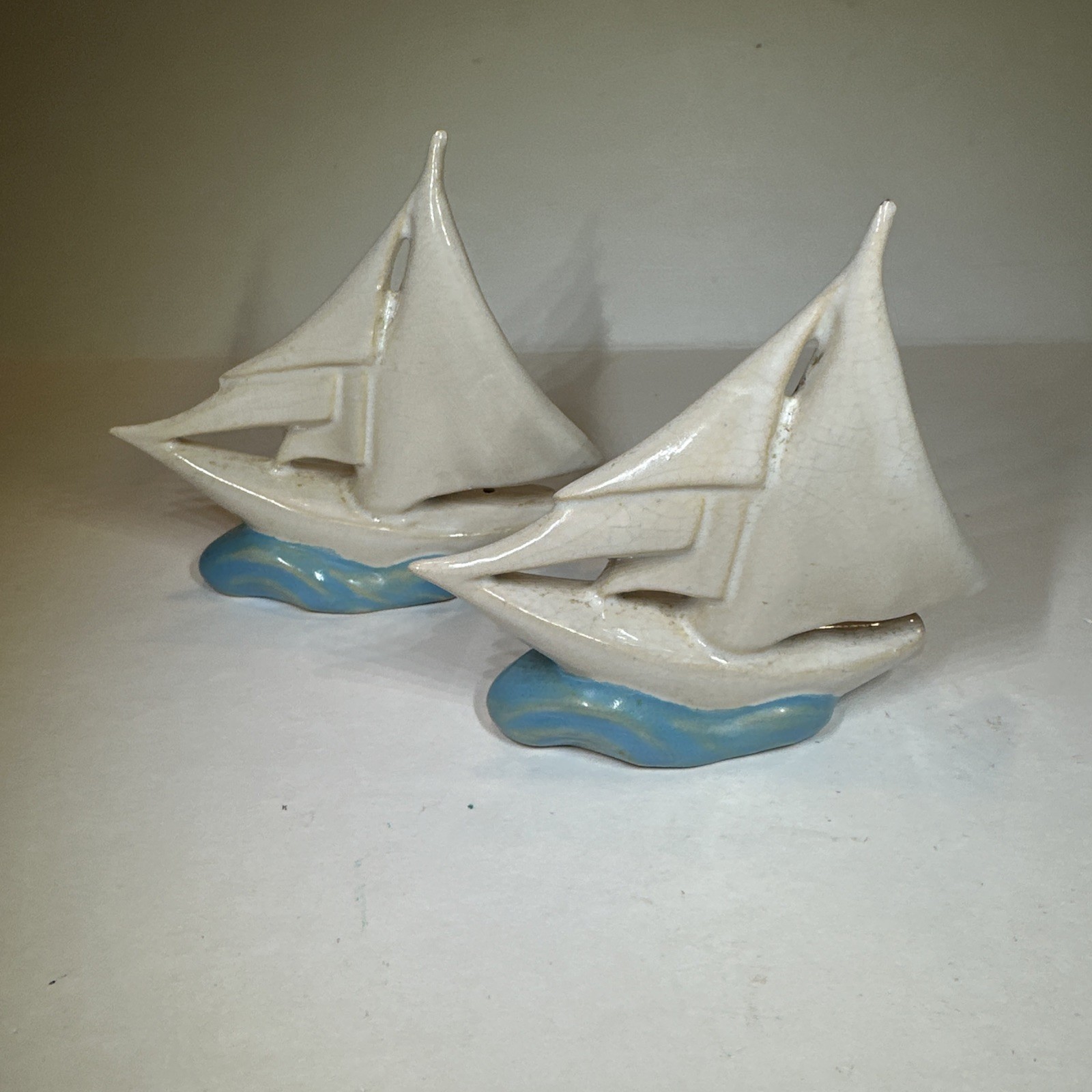 ROSEMEADE POTTERY (ND 1940-1964) SAILBOAT SALT AND PEPPER ROSEMEADE POTTERY (ND 1940-1964) SAILBOAT SALT AND PEPPER