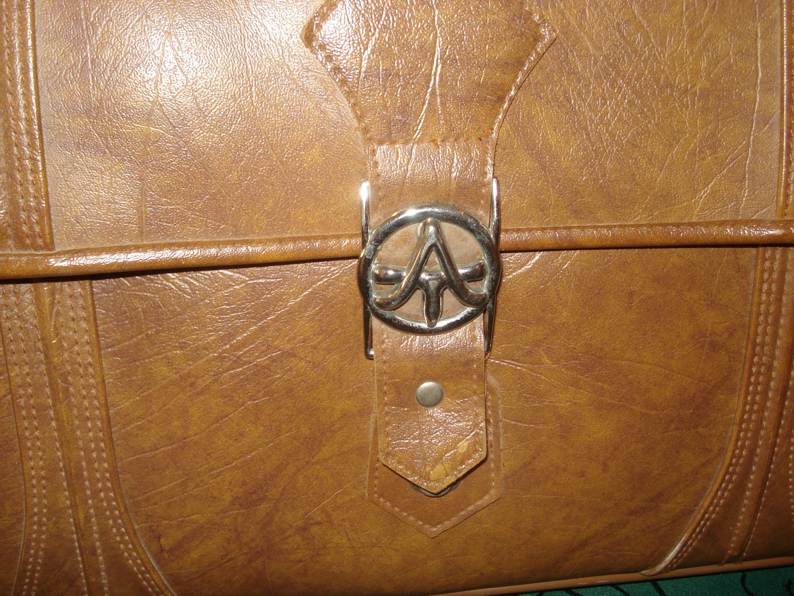 Vintage 1975 American Tourister Brown Suitcase 23\
