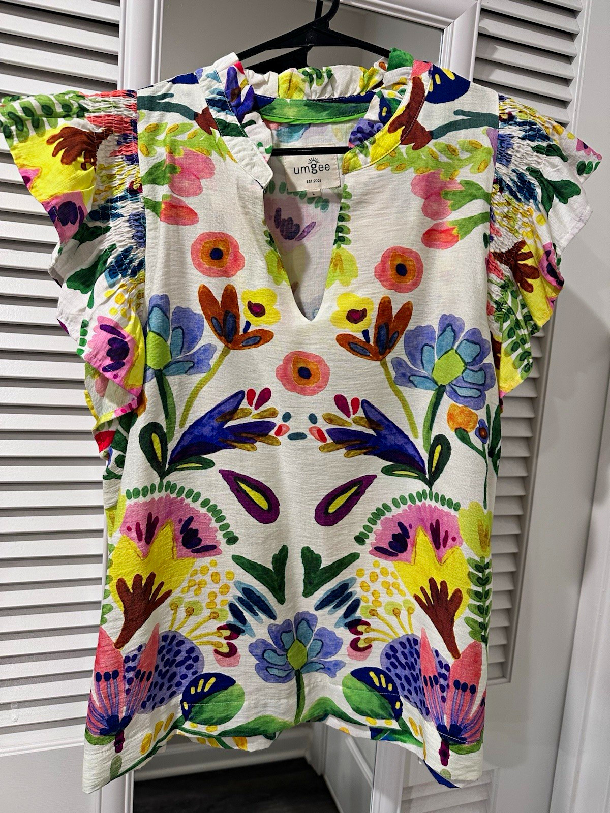 UMGEE Multicolor Floral V-Neck Blouse Smocked Flutter Ruffle Sleeve Top Size L UMGEE Multicolor Floral V-Neck Blouse Smocked Flutter Ruffle Sleeve Top Size L