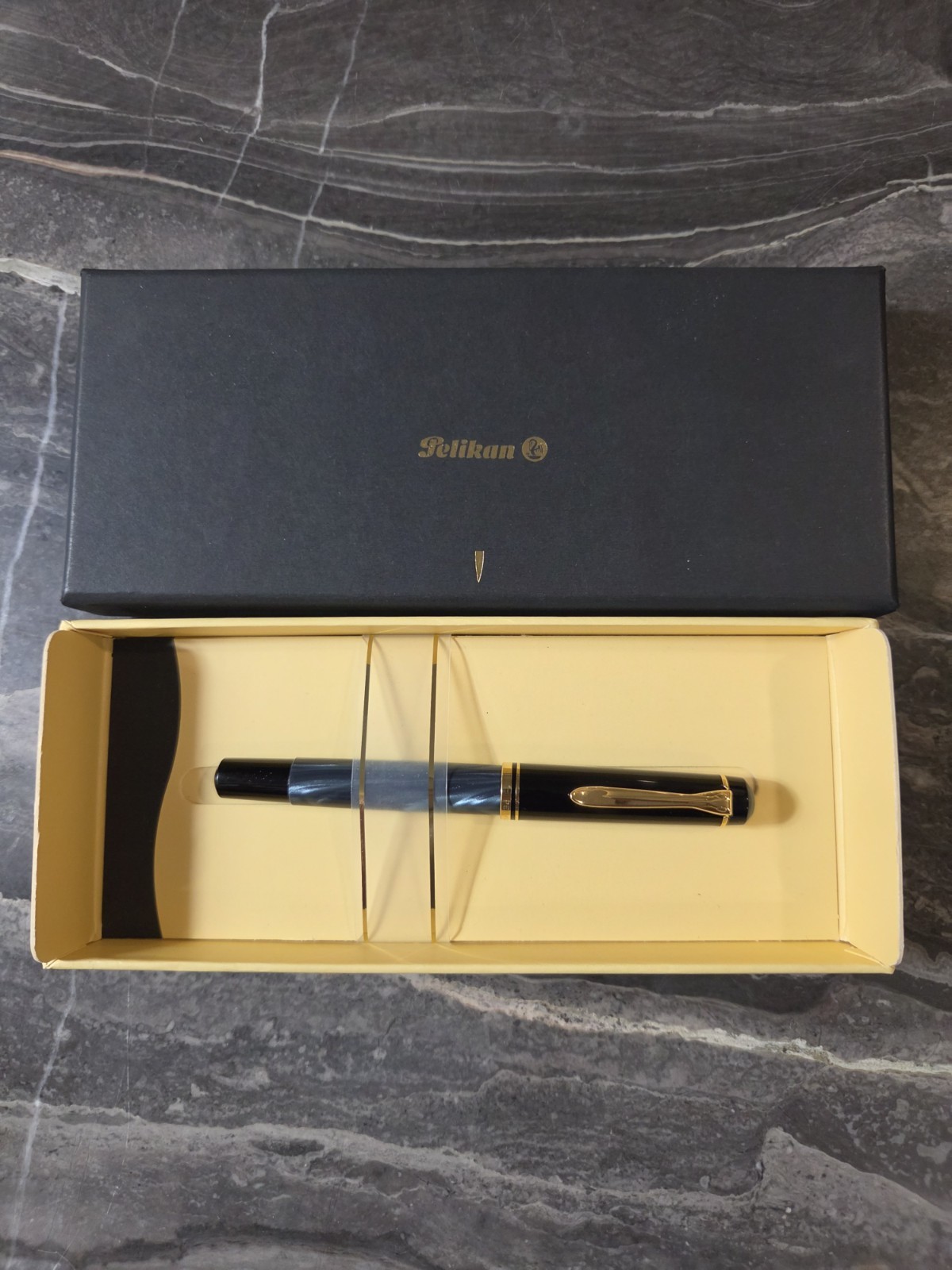 Vintage Pelikan Souveran M600 Blue Stripe Fountain Pen 18K Gold Medium Nib Boxed