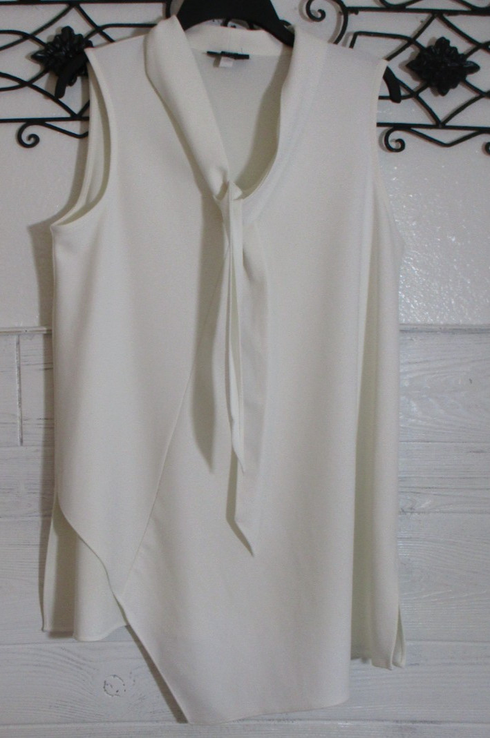Alfani Women\'s Top Size M Sleeveless White V Neck
