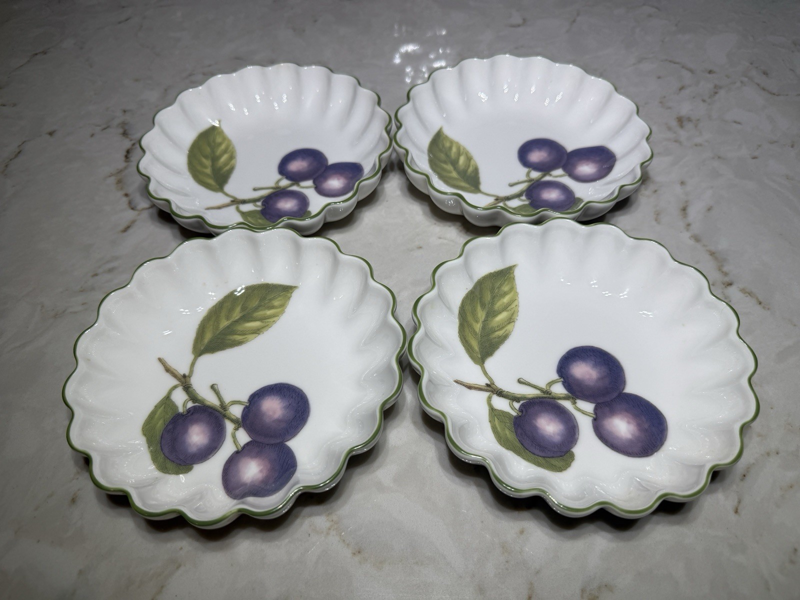 Villeroy & Boch Cascara 5.75” Scalloped Plum Cereal Bowls Set of 4 Striking