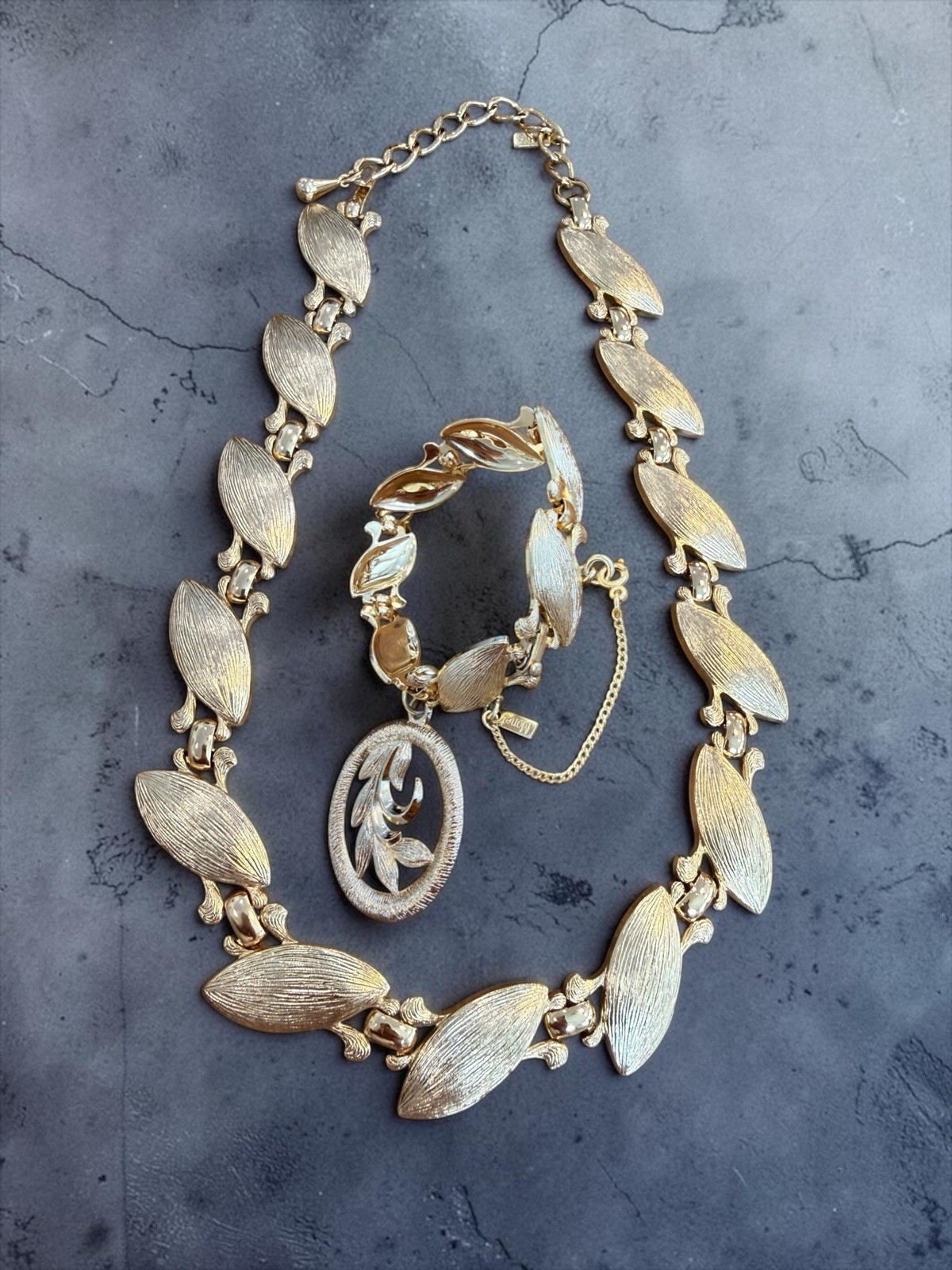 Rare Vintage Monet Gold Tone Leaf Bracelet Large Charm Matching Necklace Set 7”