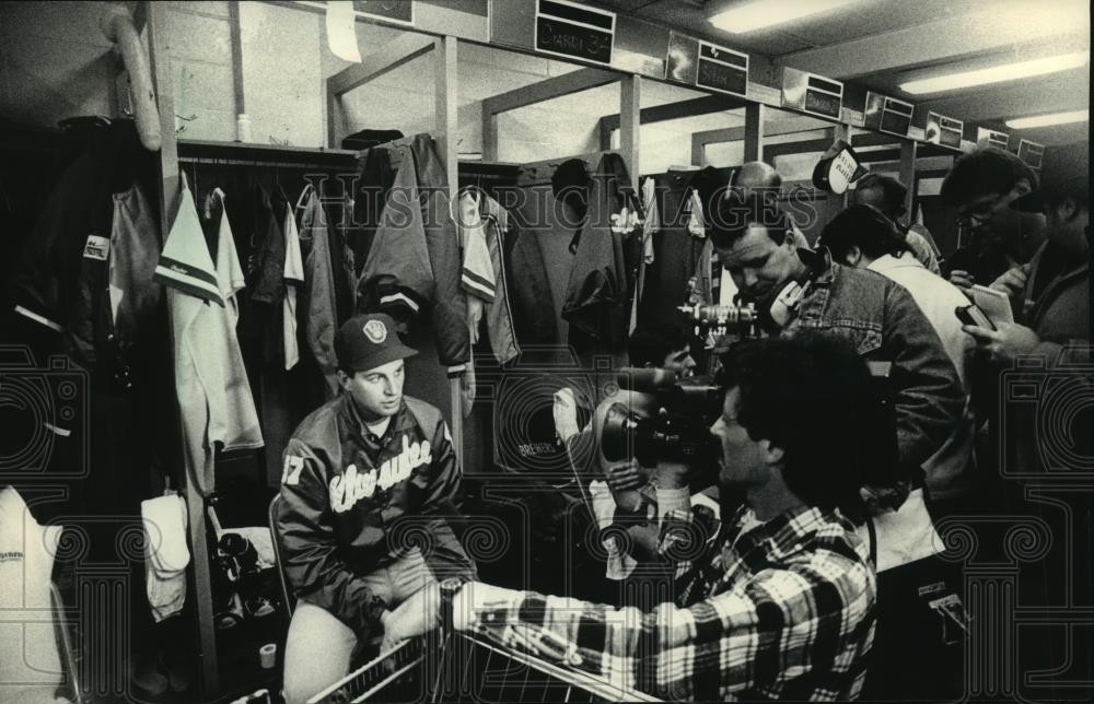 1987 Press Photo End Of Record Streak Brings Baseball Reporters To Locker Room