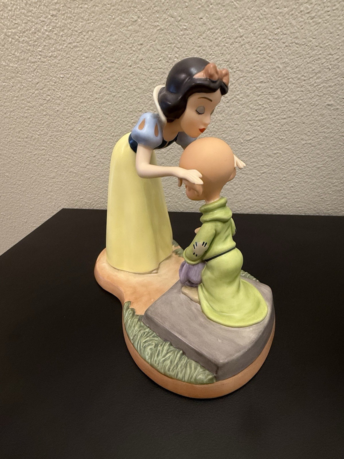 Disney WDCC Classics “A Sweet Send-Off” Snow White Dopey figurine