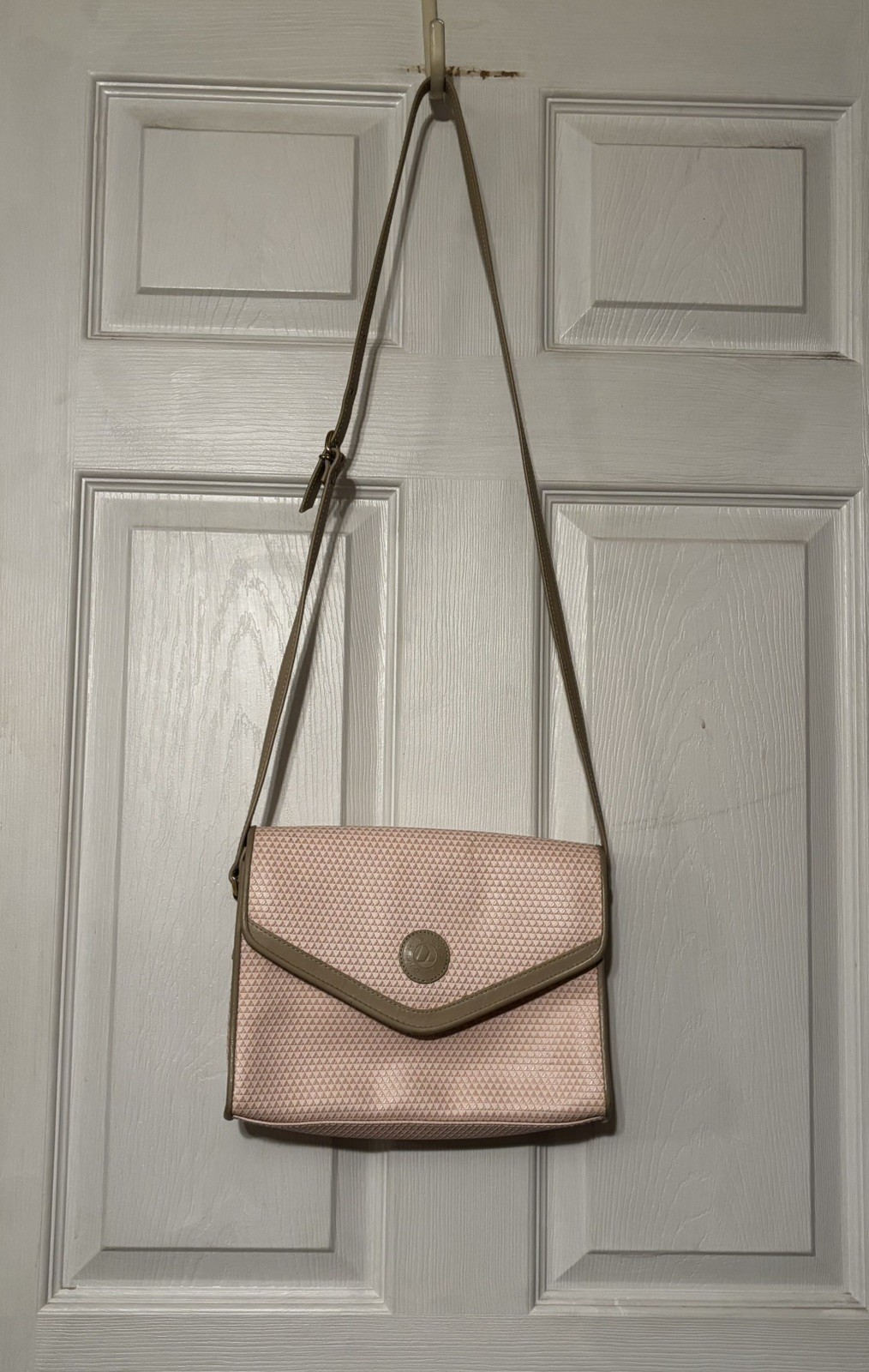 Vintage Liz Claiborne Pnk Tan Trim round Logo Crossbody Purse Vintage Liz Claiborne Pnk Tan Trim round Logo Crossbody Purse