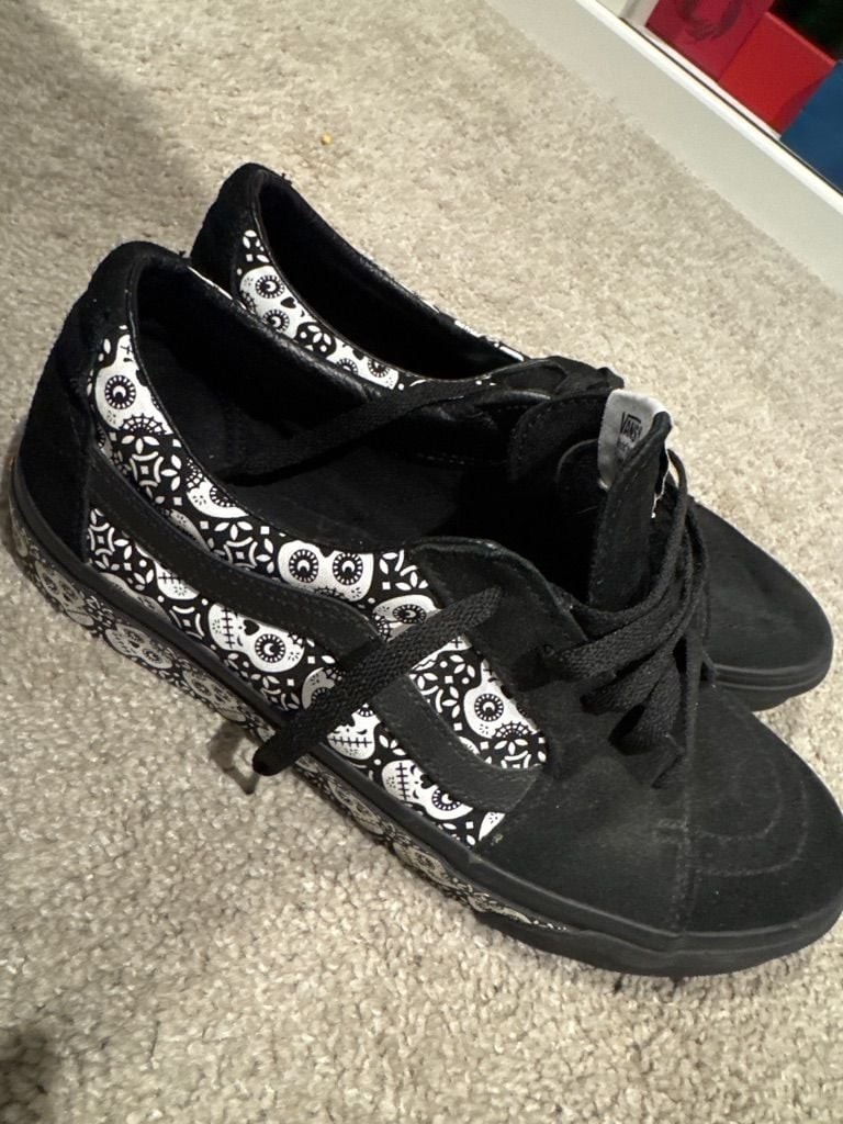 Vans Sk8-Low Black Skull Bandana Print Sneakers Vans Sk8-Low Black Skull Bandana Print Sneakers