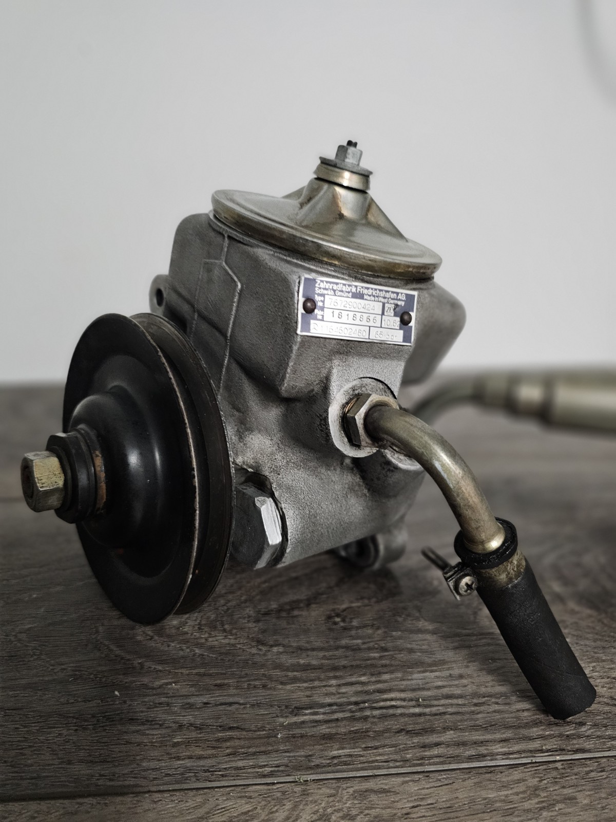 W126 1977 - 1983 Mercedes Benz 300 Diesel power steering pump OEM 7672501285