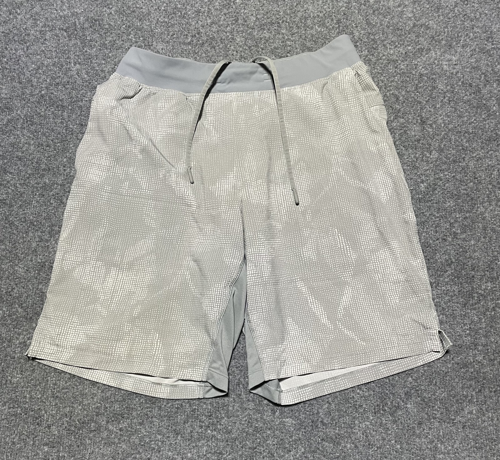 Lululemon Men\'s Activewear Shorts Gray White Pattern Drawstring Workout Size M Lululemon Men\'s Activewear Shorts Gray White Pattern Drawstring Workout Size M