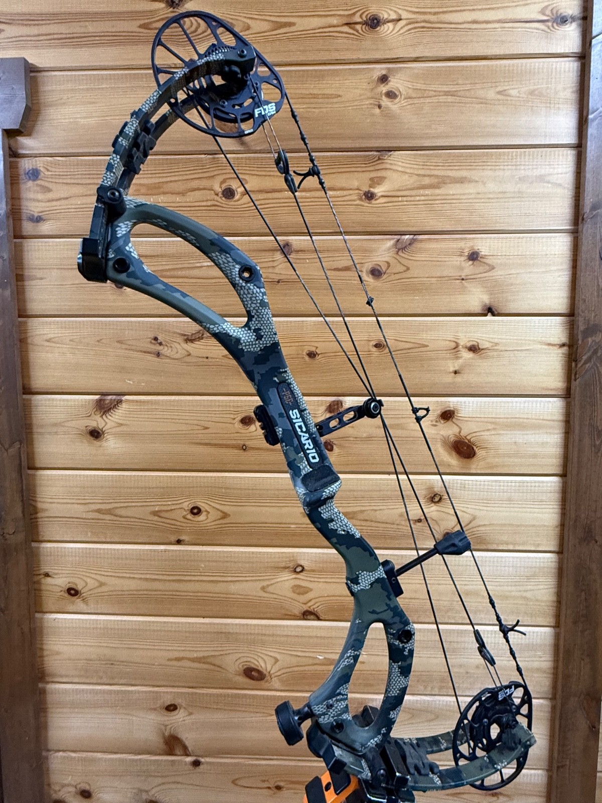 PSE Sicario FDS Right Hand Compound Bow 80lb 33in 24.5-30in KUIU Verde camo PSE Sicario FDS Right Hand Compound Bow 80lb 33in 24.5-30in KUIU Verde camo