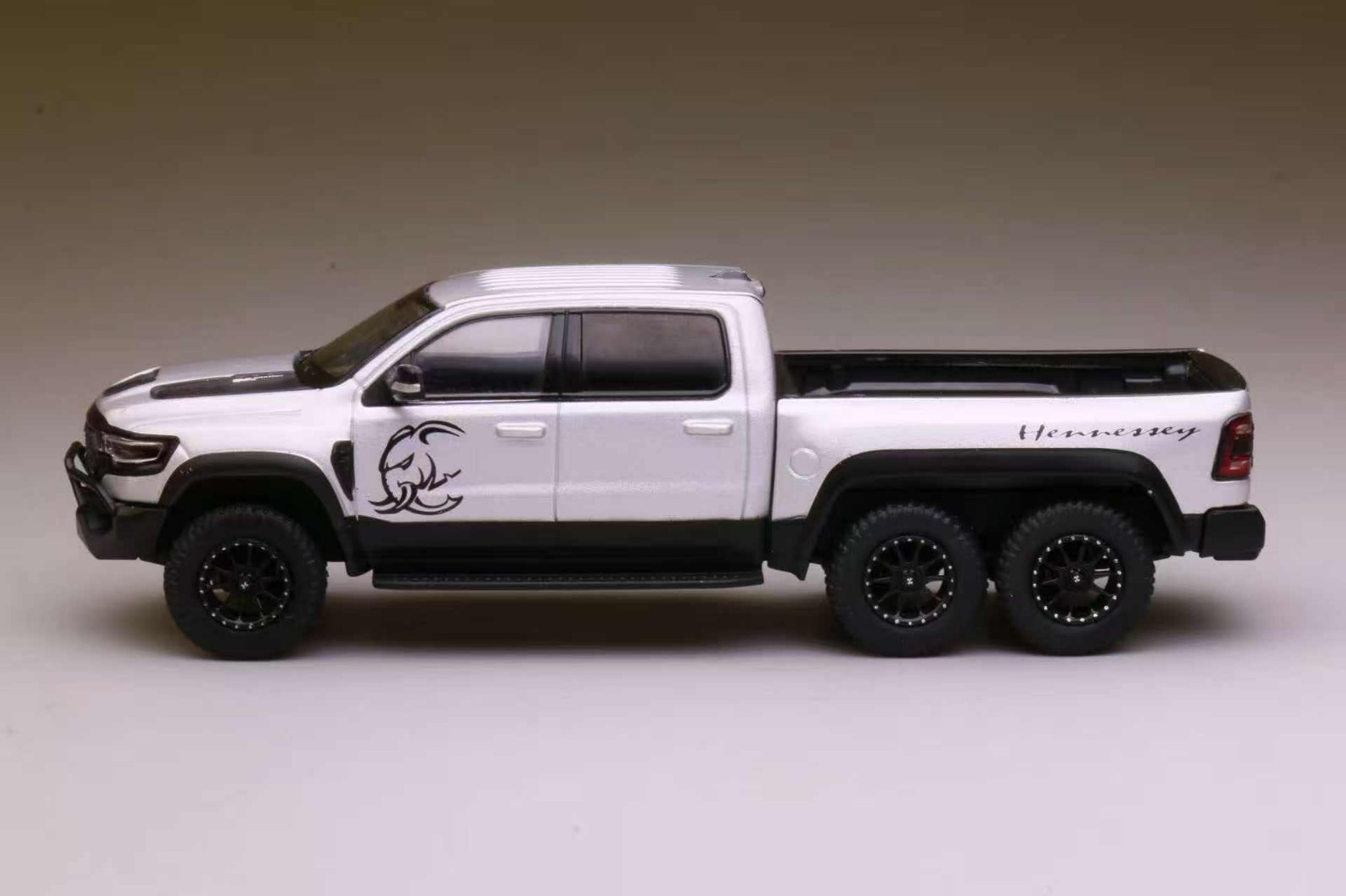 596 1:64 RAM TRX 6*6 Hennessey Mammoth Pickup Diecast Collect Car WITH LED LIGHT