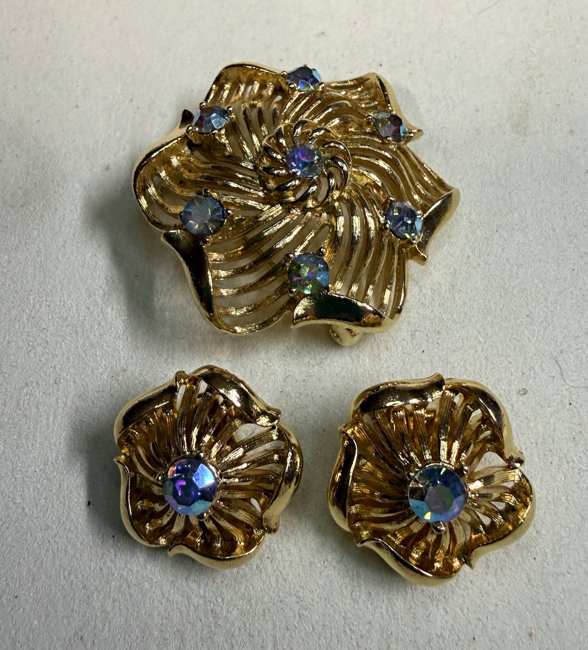 Lisner Signed Gold Tone Flower Brooch & Clip-On Earrings Blue Rhinestone