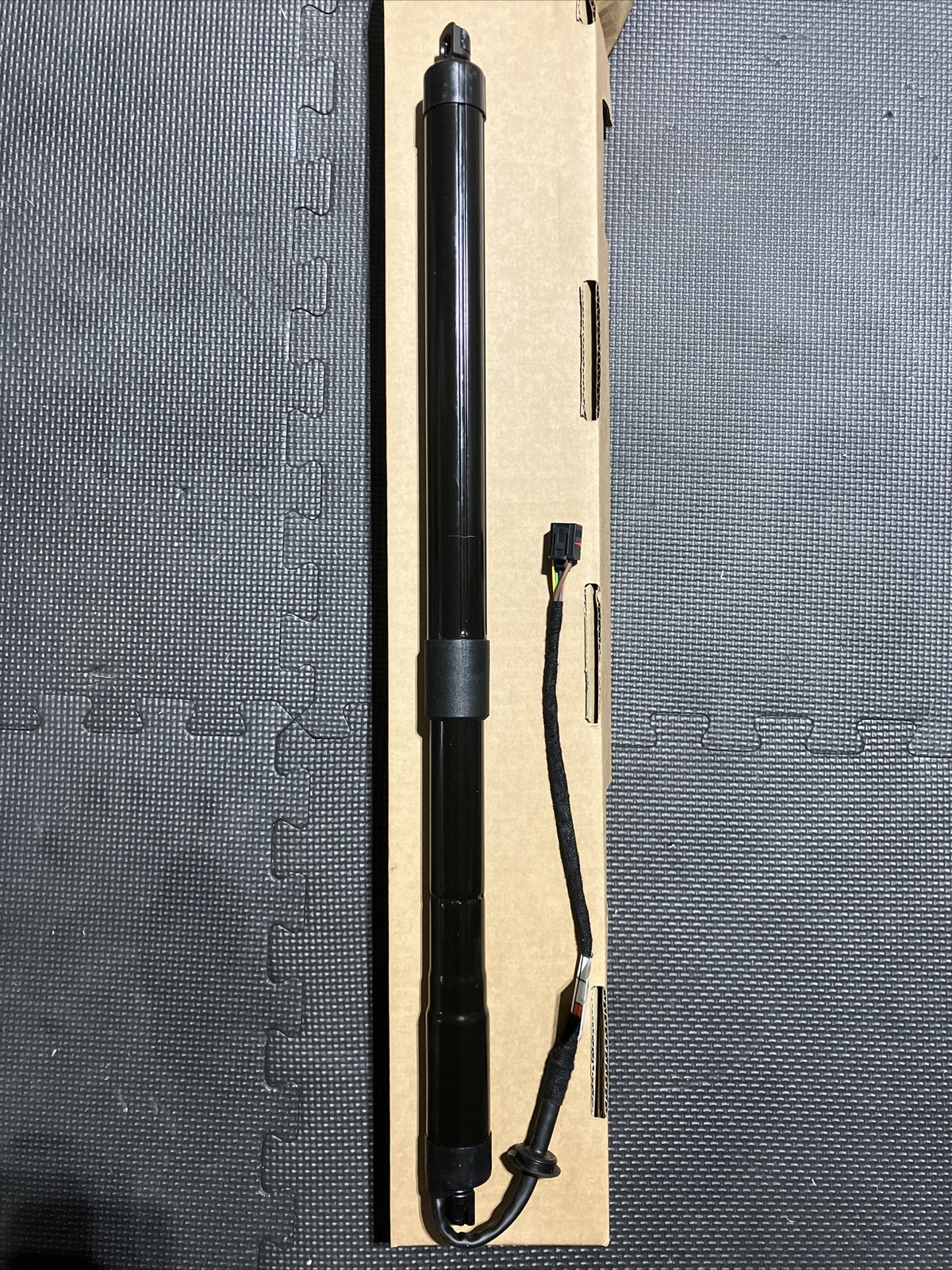 LR159595 - 2013-2021 Range Rover Power Liftgate Tailgate Strut Genuine New