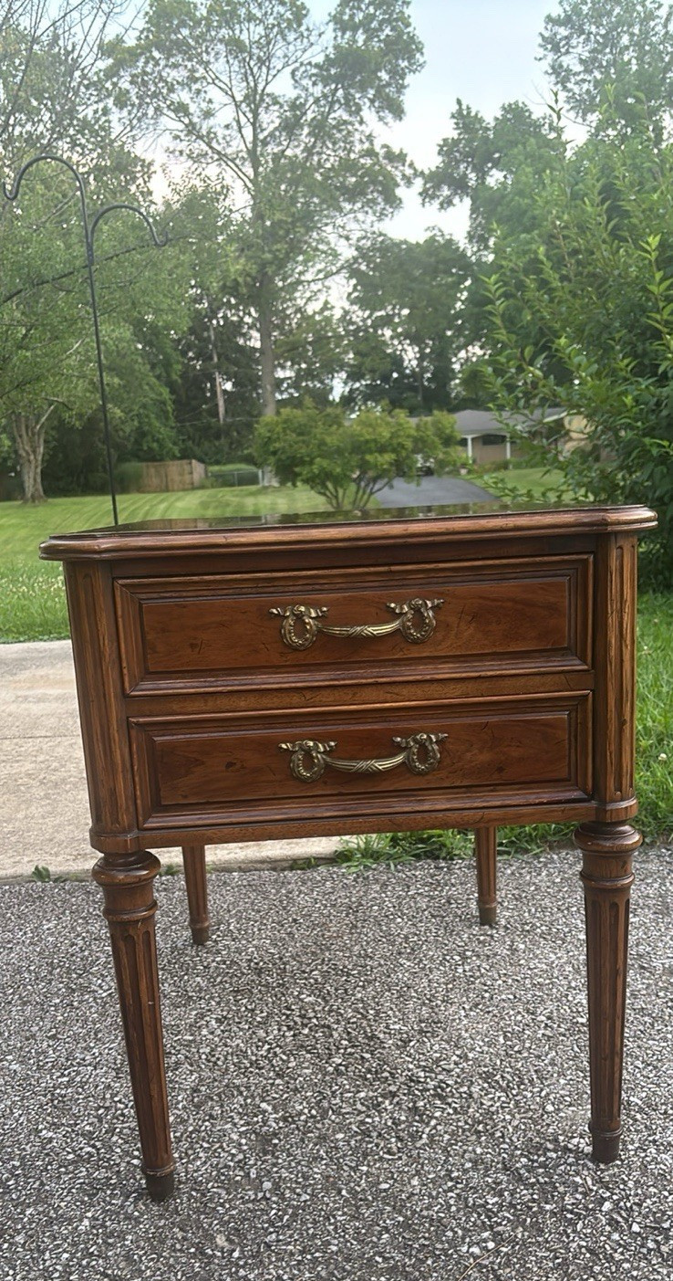 Henredon 2-Drawer Wood Side/End Table Brown w/ Brass-Tone Pulls and Fluted Legs Henredon 2-Drawer Wood Side/End Table Brown w/ Brass-Tone Pulls and Fluted Legs