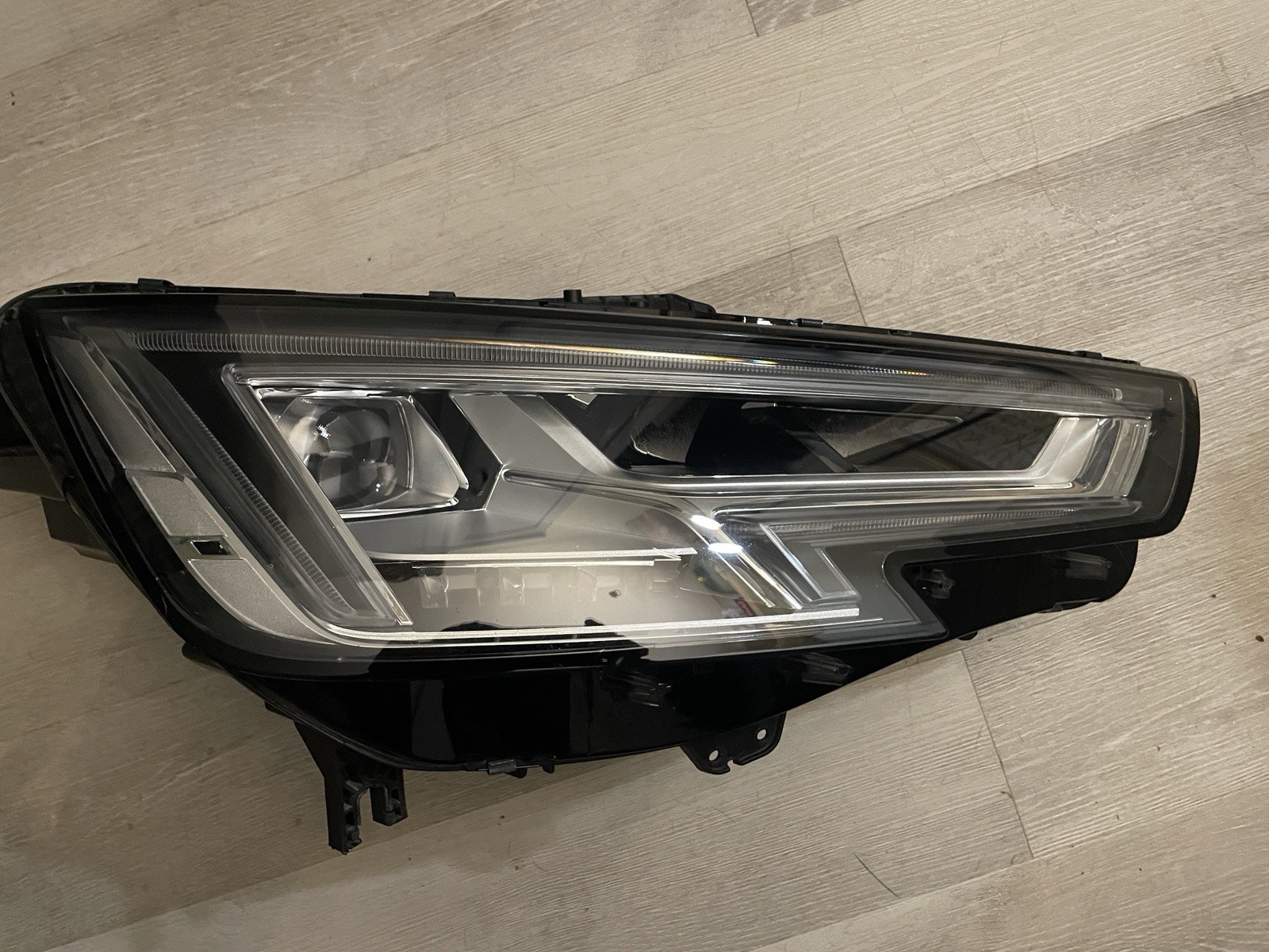 8W0 941 774 B 2017-2019 Audi A4 OEM Headlight Right Side OEM Genuine Right Side 8W0 941 774 B 2017-2019 Audi A4 OEM Headlight Right Side OEM Genuine Right Side
