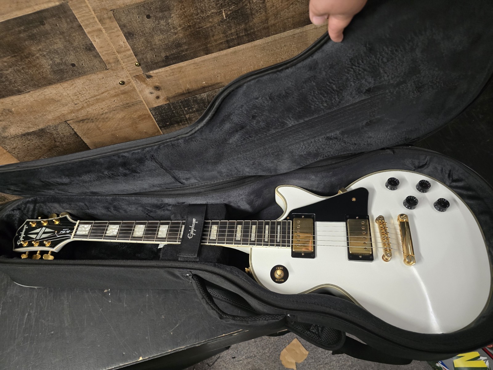 Epiphone IGC Les Paul Custom White Gold Hardware. Inspired By Gibson. W/ Case Epiphone IGC Les Paul Custom White Gold Hardware. Inspired By Gibson. W/ Case