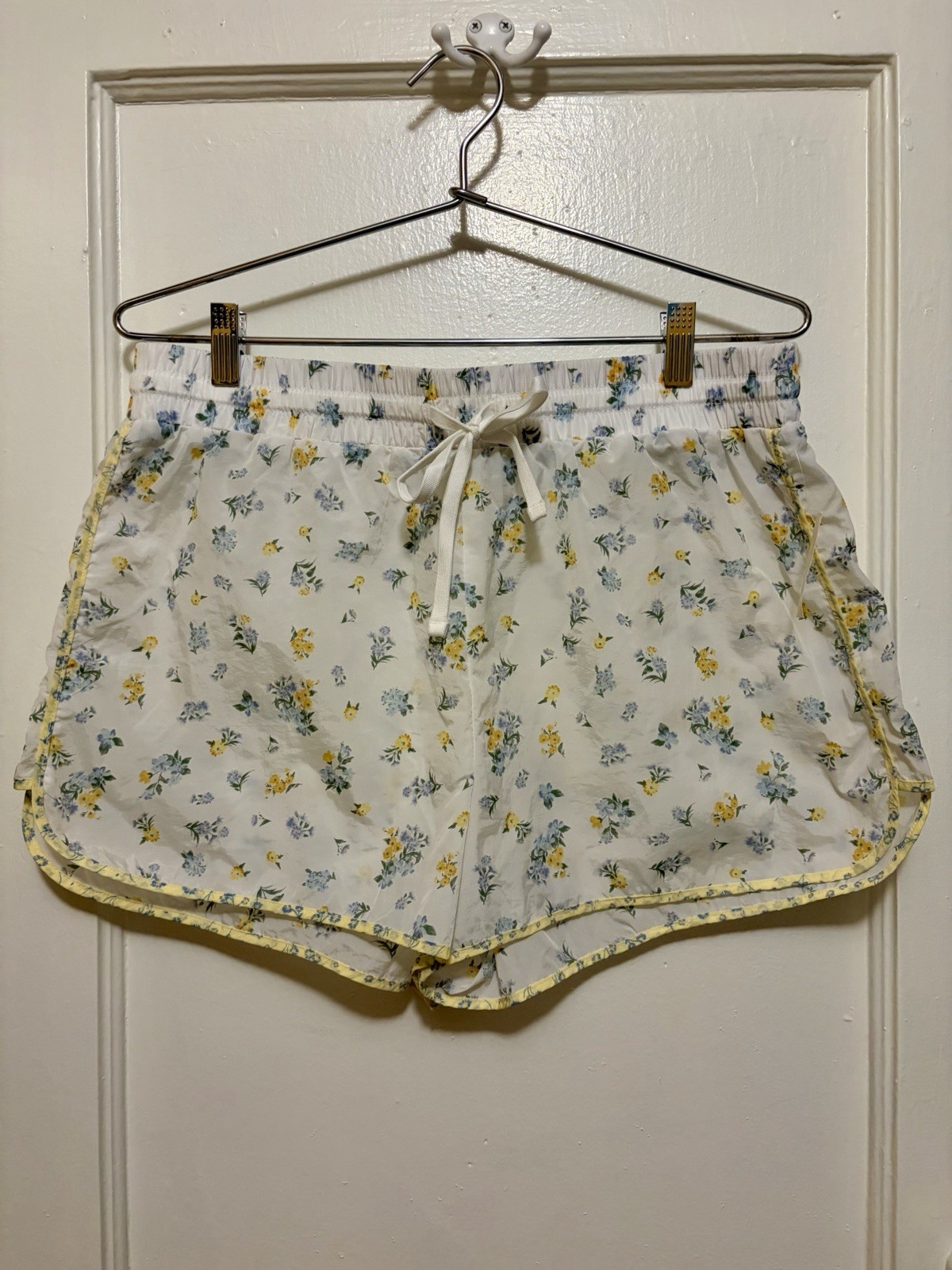 NWT Aeropostale High Waisted Floral Windbreaker Dolphin Shorts White Yellow US L