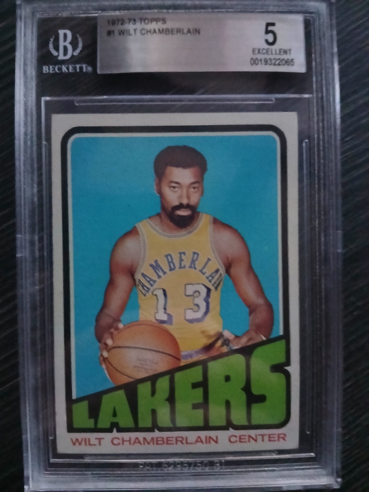 Wilt Chamberlain Los Angeles Lakers 1972-73 Topps #1 Graded Excellent 5 Wilt Chamberlain Los Angeles Lakers 1972-73 Topps #1 Graded Excellent 5
