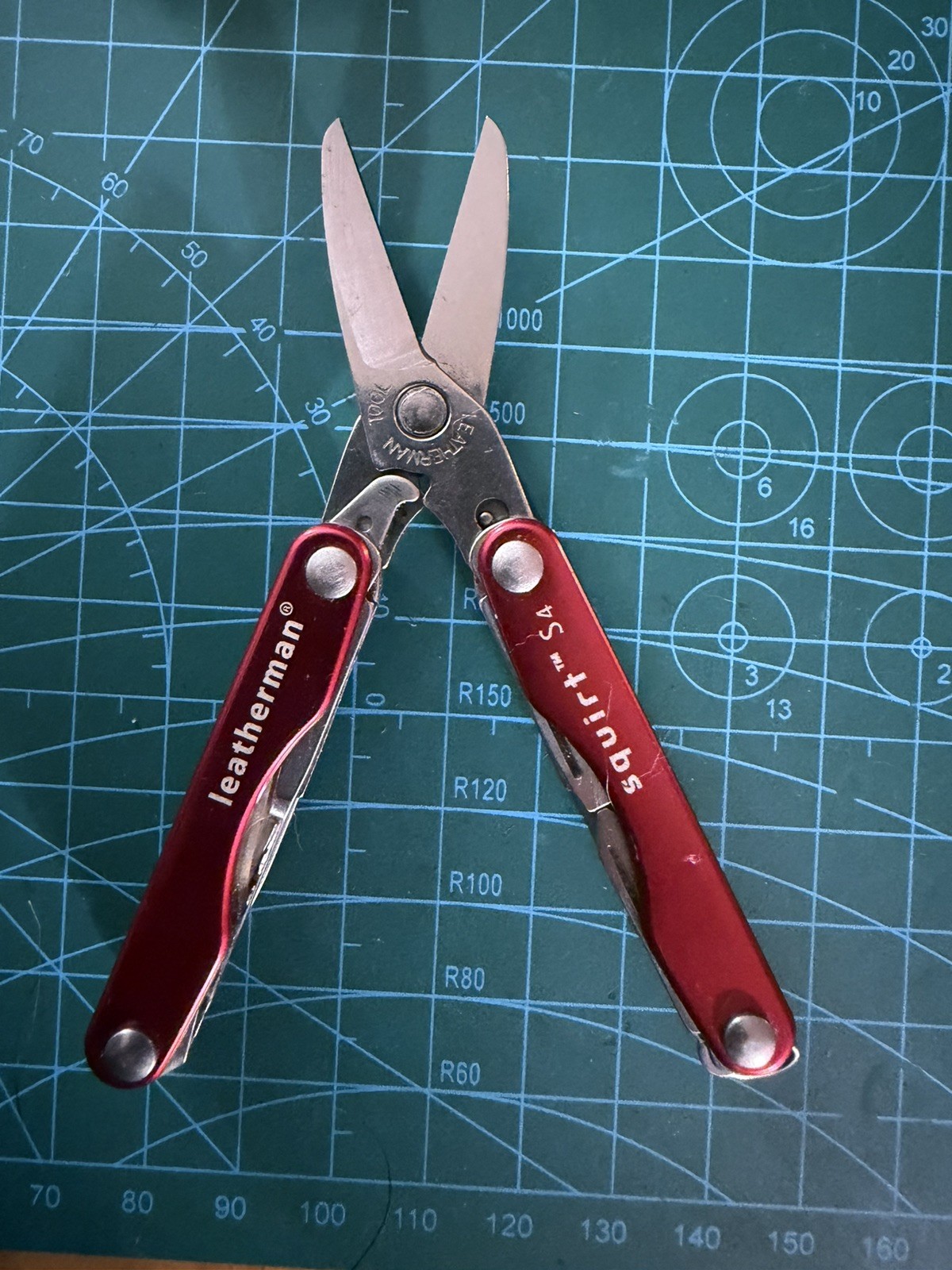 RETIRED Leatherman Squirt S4 MultiTool Red DISCONTINUED Very NICE
