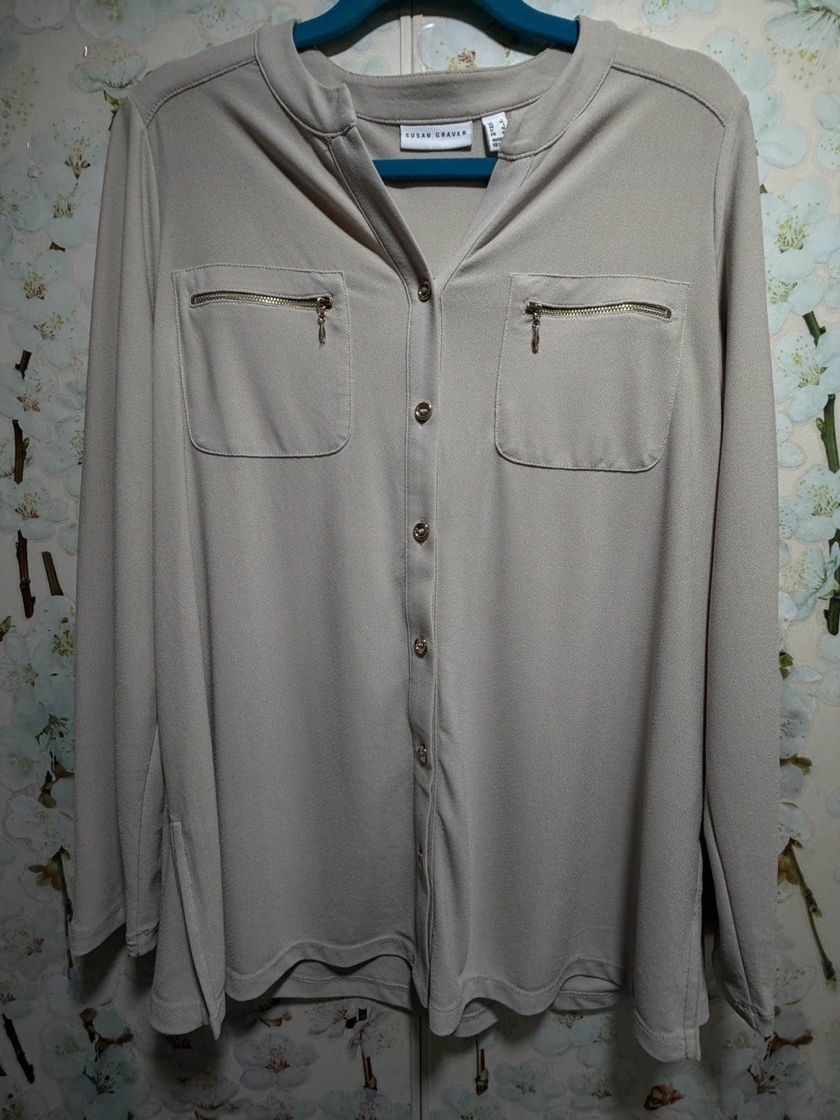 EUC Susan Graver Liquid Knit Long Sleeve  Button Blouse Size L Beige Zip Pockets