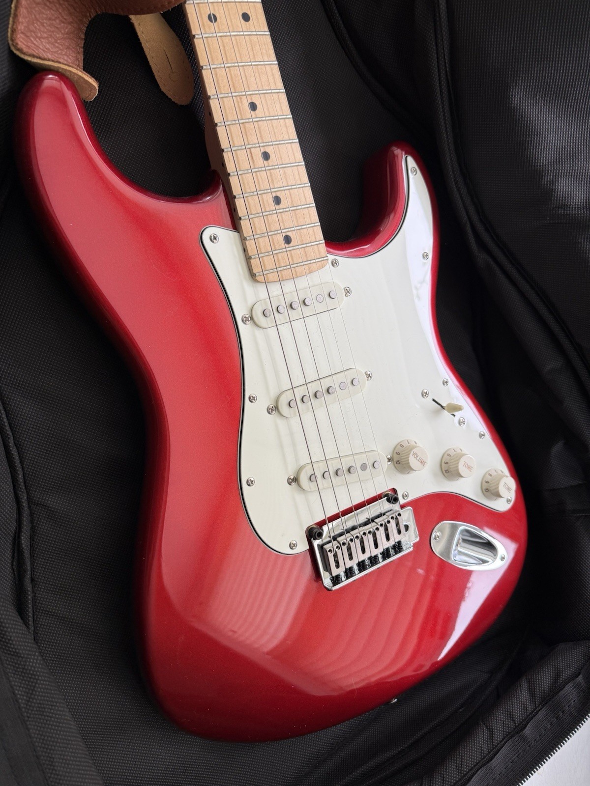 Squier Standard Stratocaster Electric Guitar Candy Apple Red Maple w/Gig Bag