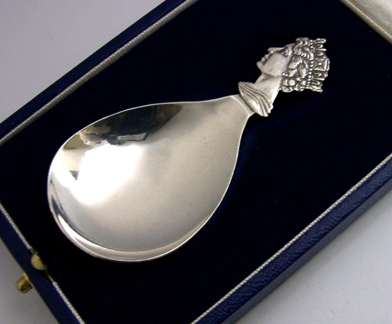 CASED ENGLISH STERLING SILVER QUEEN ELIZABETH CADDY SPOON 1977 ROYAL