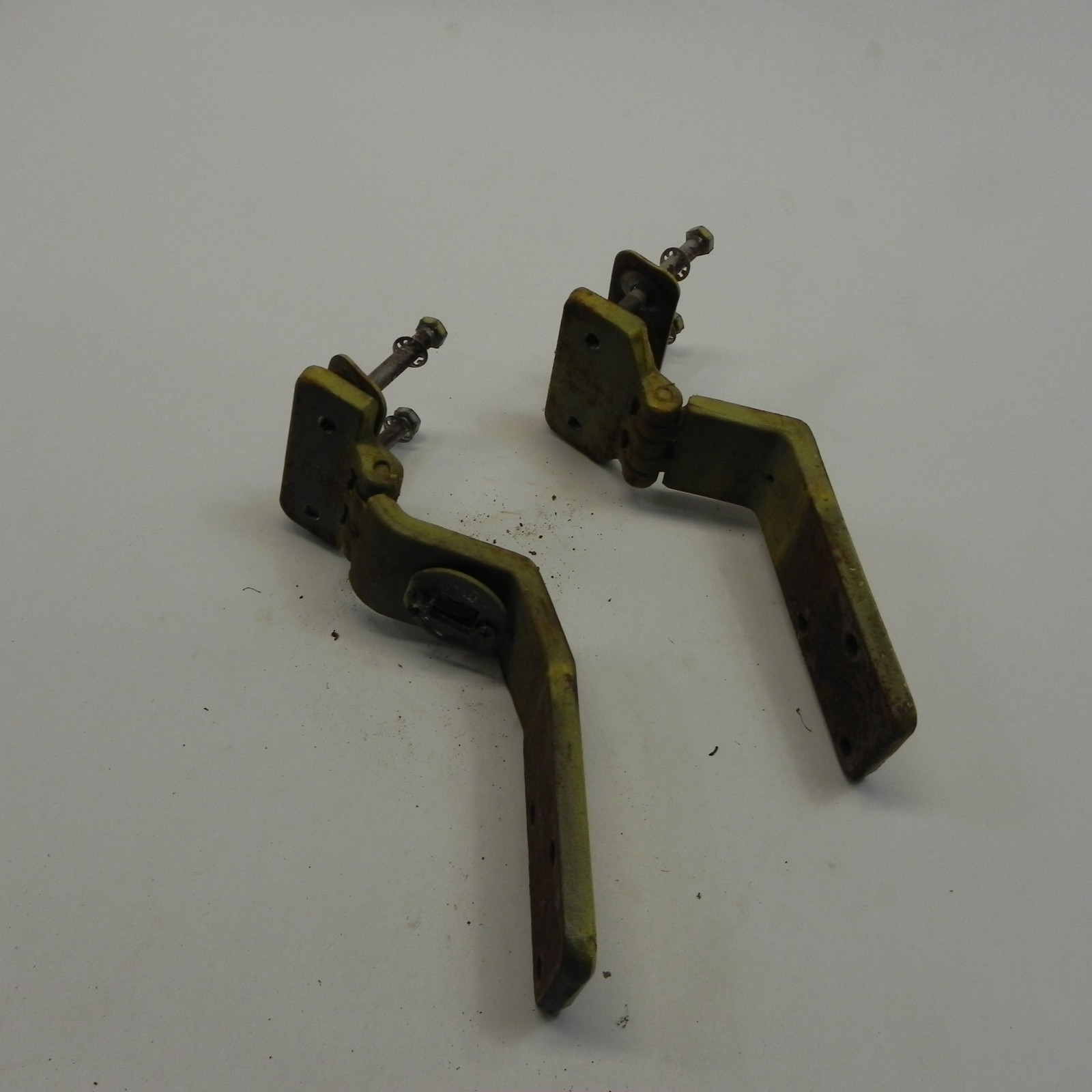 VINTAGE 1972-73 VOLVO P1800 ES WAGON LEFT DOOR HINGE PAIR SET OF 2 USED CAR PART VINTAGE 1972-73 VOLVO P1800 ES WAGON LEFT DOOR HINGE PAIR SET OF 2 USED CAR PART