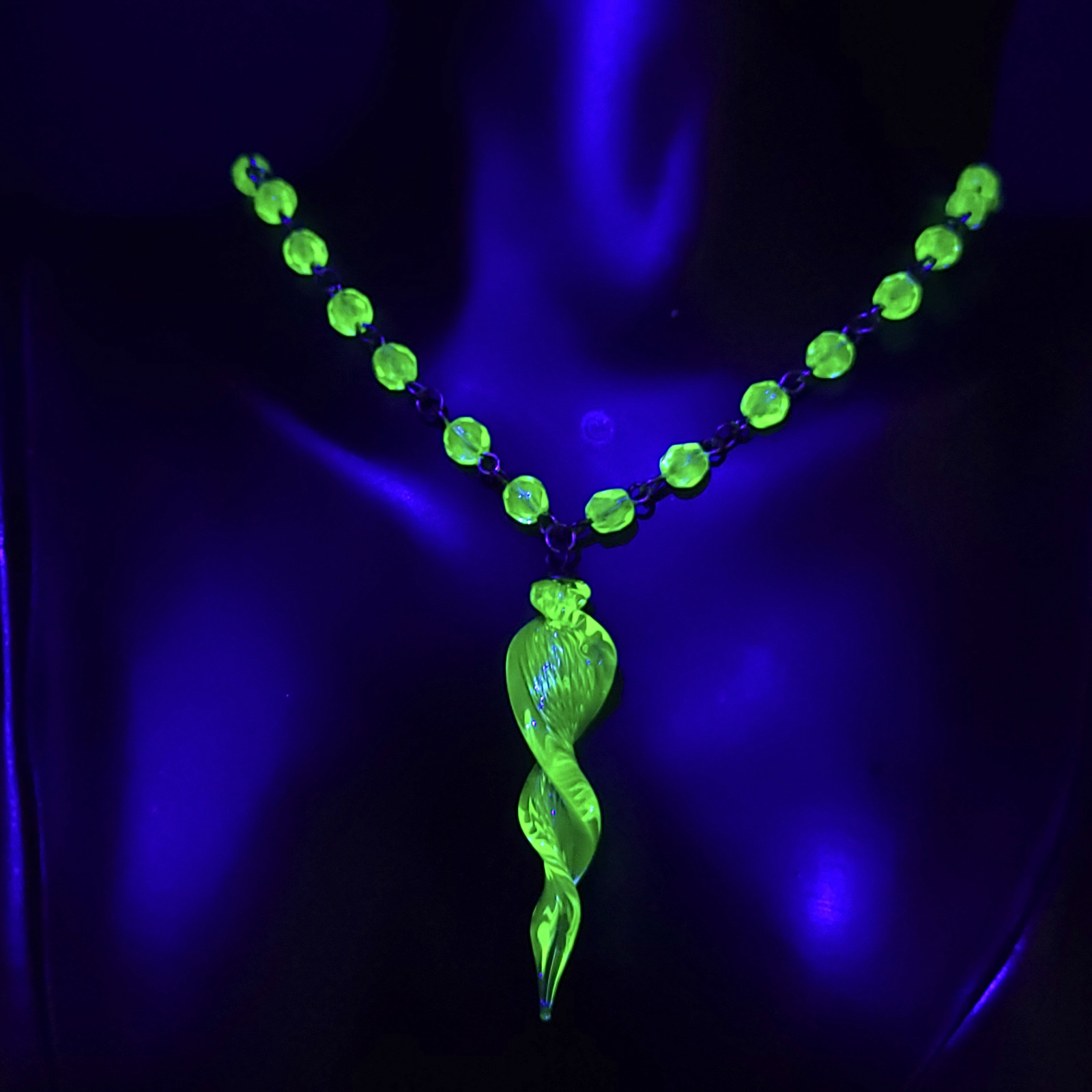 Uranium Glass Necklace 18'' Vaseline Czech Vintage Beads Women`s Jewelry