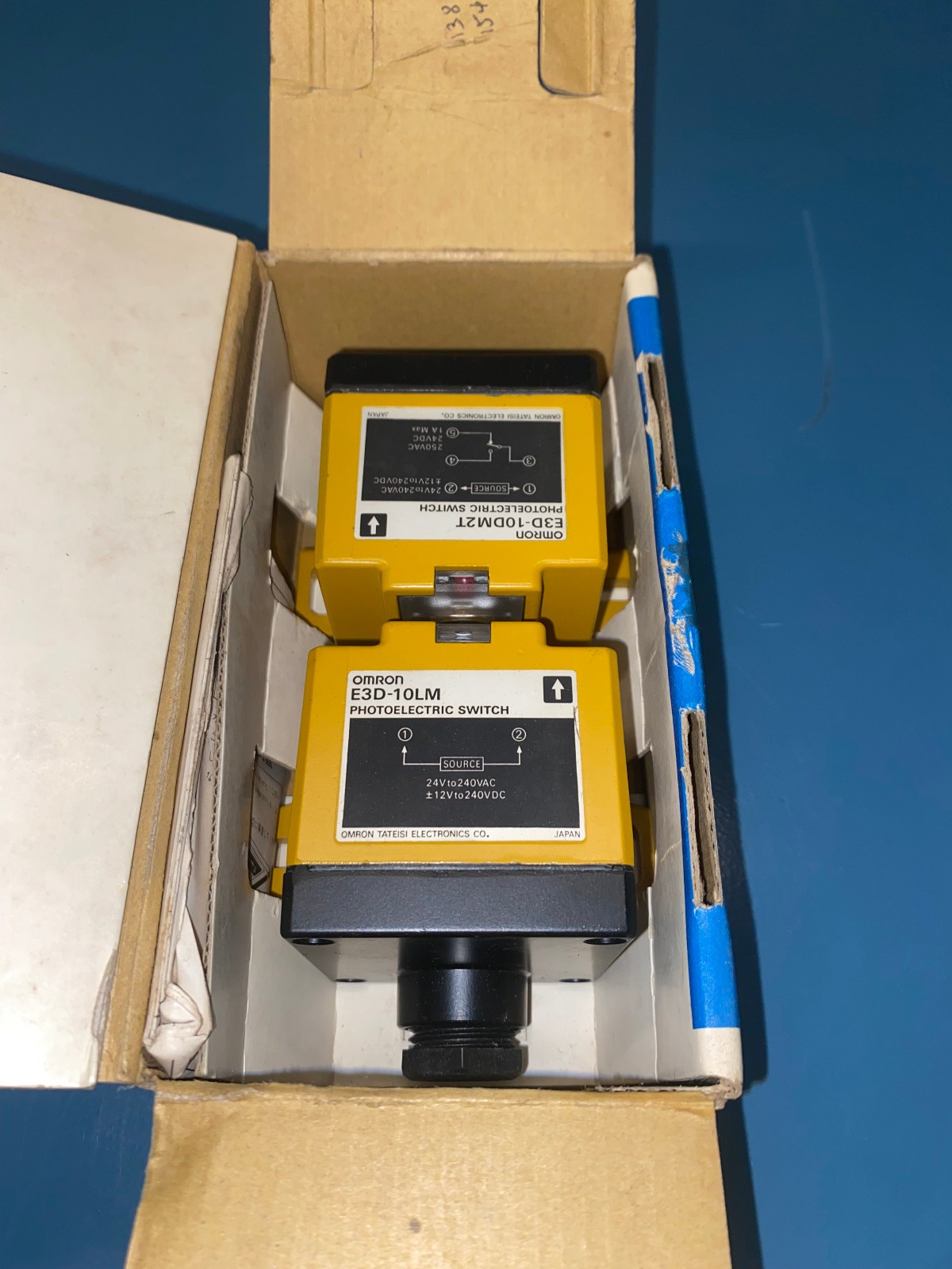 OMRON TYPE E3D-10M2T PHOTOELECTRIC SWITCH
