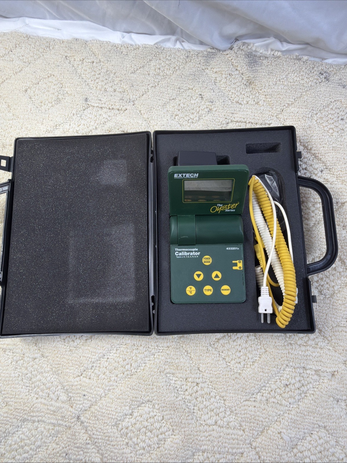 EXTECH Instruments The Oyster 433201A Microprocessor Thermocouple Calibrator