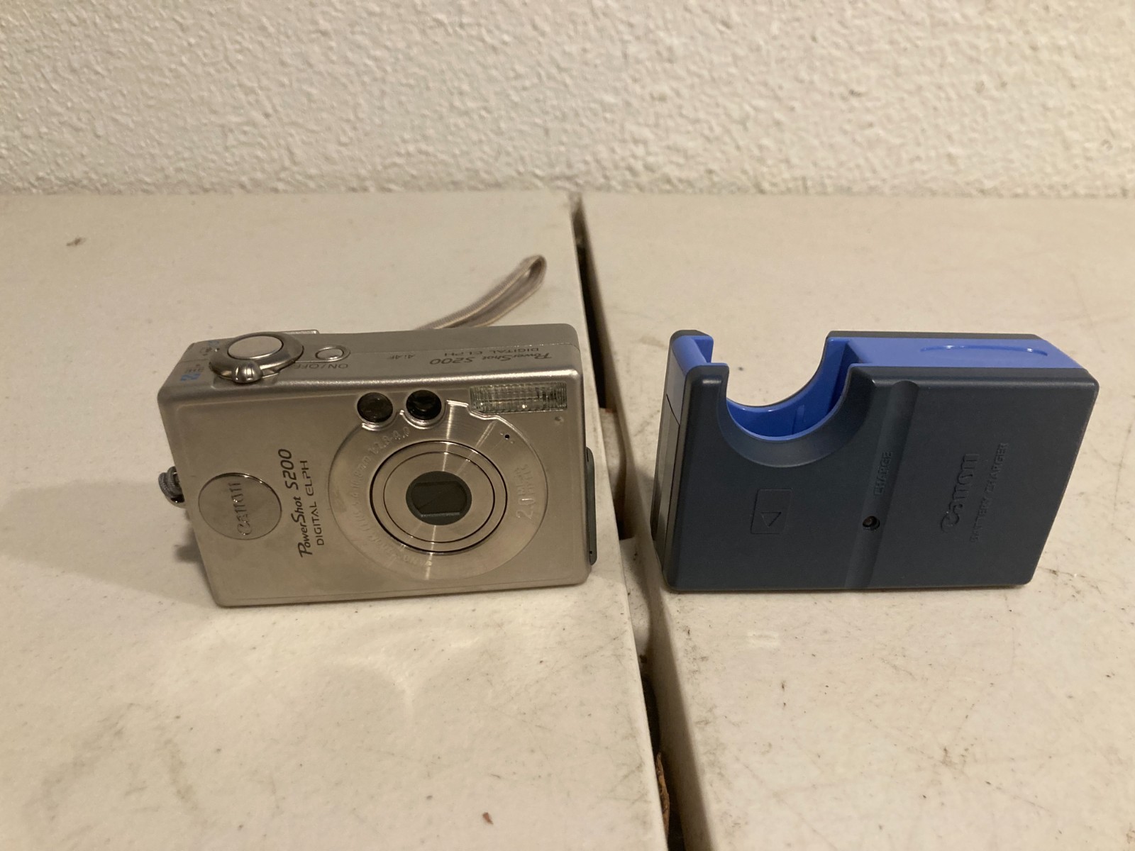 Canon PowerShot S200 Digital ELPH Silver Camera w/ Charger Canon PowerShot S200 Digital ELPH Silver Camera w/ Charger