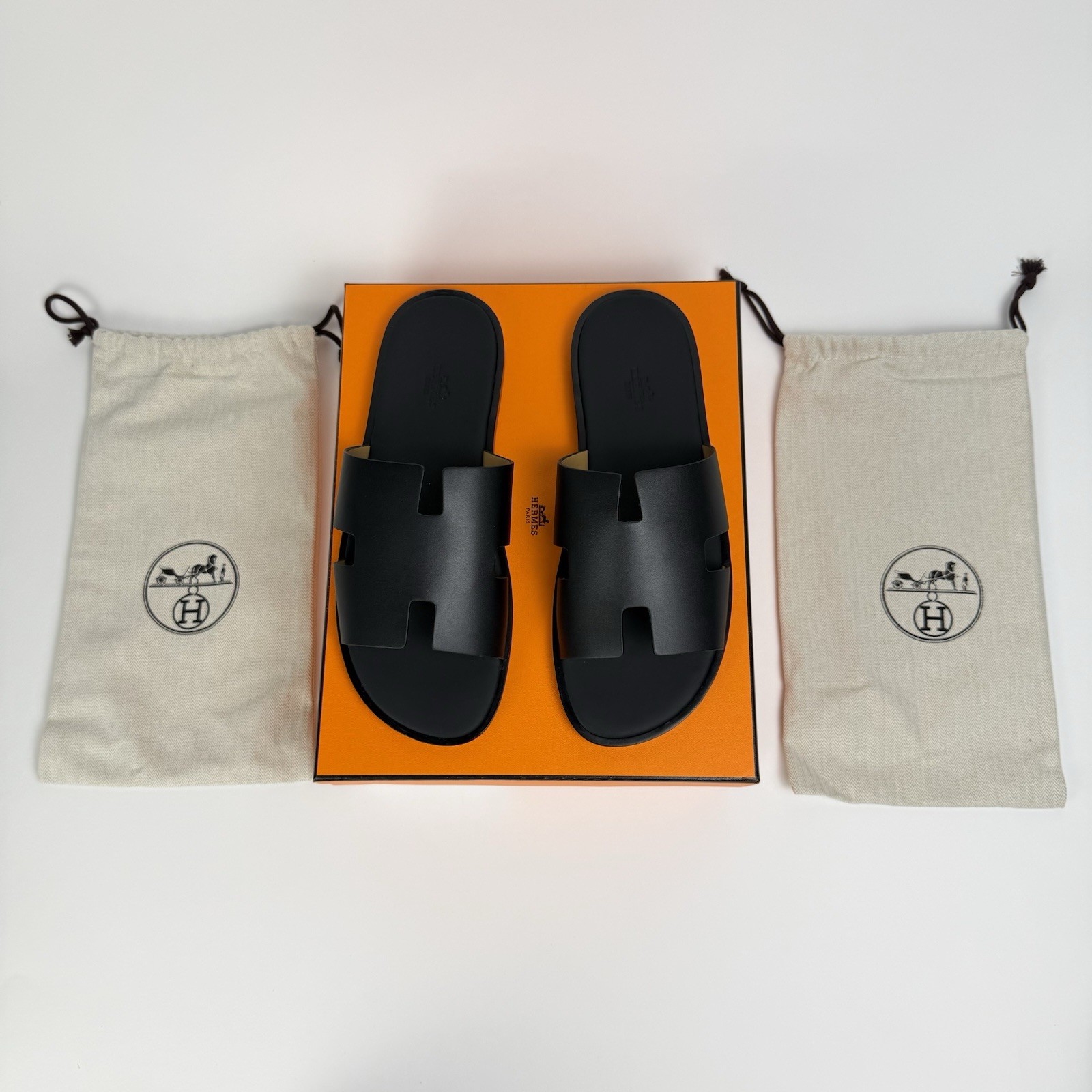 Hermes Izmir Sandal Men’s Size US 11 EU 44 Leather Slides Black Noir Hermes Izmir Sandal Men’s Size US 11 EU 44 Leather Slides Black Noir