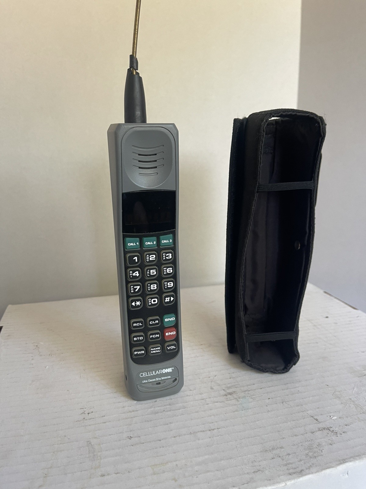 Vintage Motorola Ultra Classic II Cellular One Mobile Phone Brick and cover case