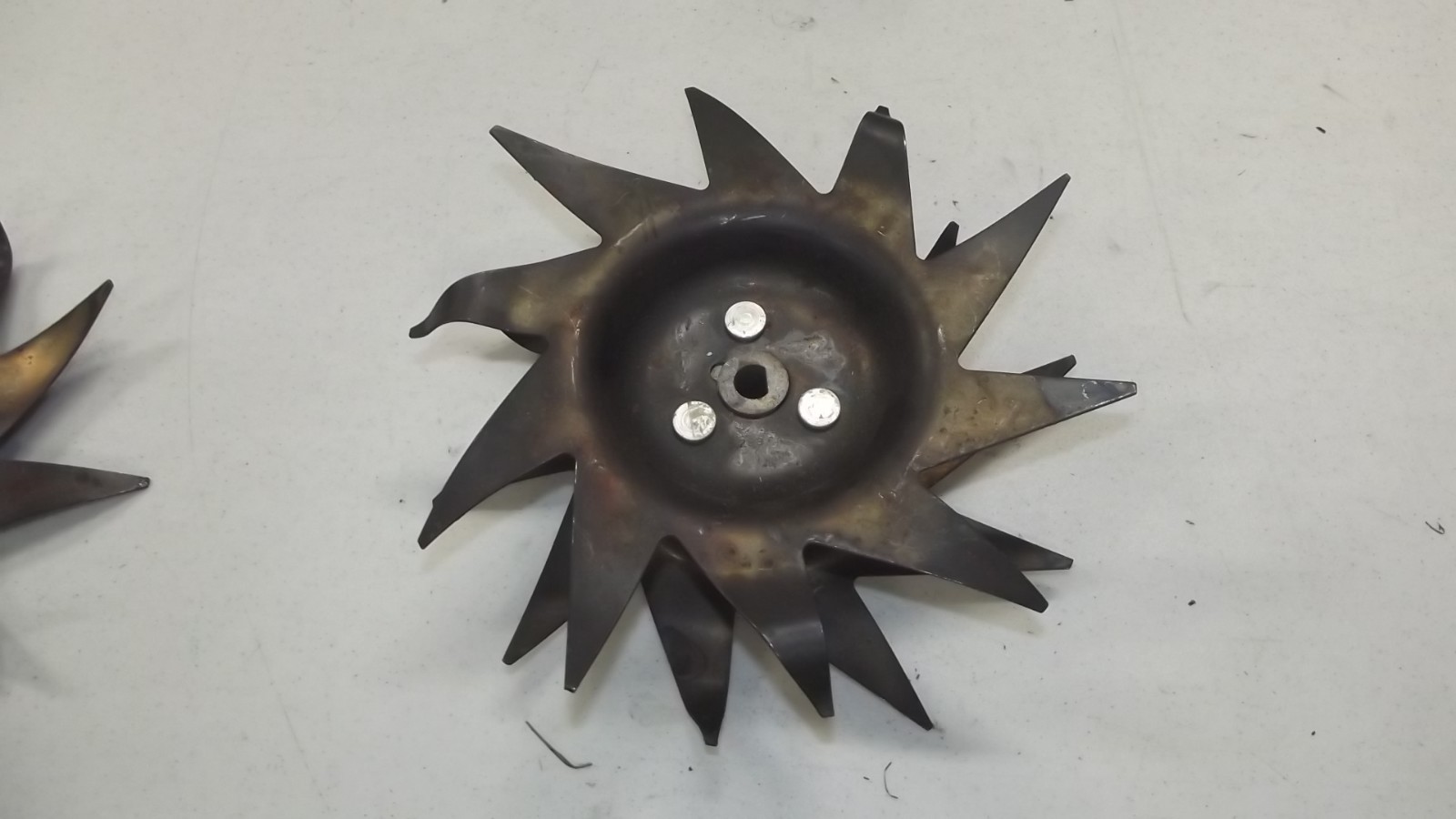 OEM GOOD MANTIS TILLER 7222M LH TINE ASSEMBLY 438LA RUST T86 OEM GOOD MANTIS TILLER 7222M LH TINE ASSEMBLY 438LA RUST T86