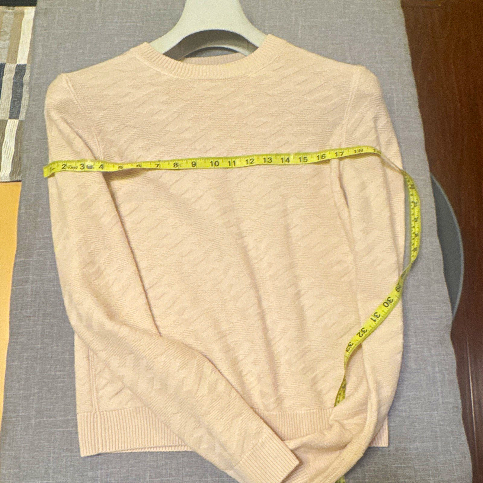 Hermès Paris Pink Knit Wool Crewneck Pullover Sweater EU 38 Ribbed Trim Hermès Paris Pink Knit Wool Crewneck Pullover Sweater EU 38 Ribbed Trim