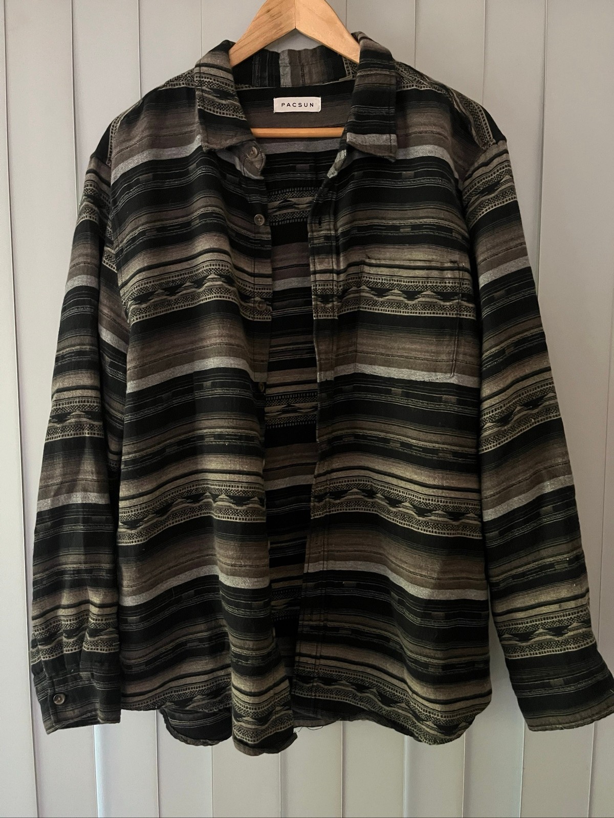 PacSun Men’s XL Black & Gray Aztec Stripe Button-Up Overshirt – Pre-Owned PacSun Men’s XL Black & Gray Aztec Stripe Button-Up Overshirt – Pre-Owned