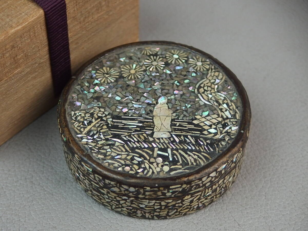 Antique Korean Raden Landscape Figure Kogo Incense Box W2.8in