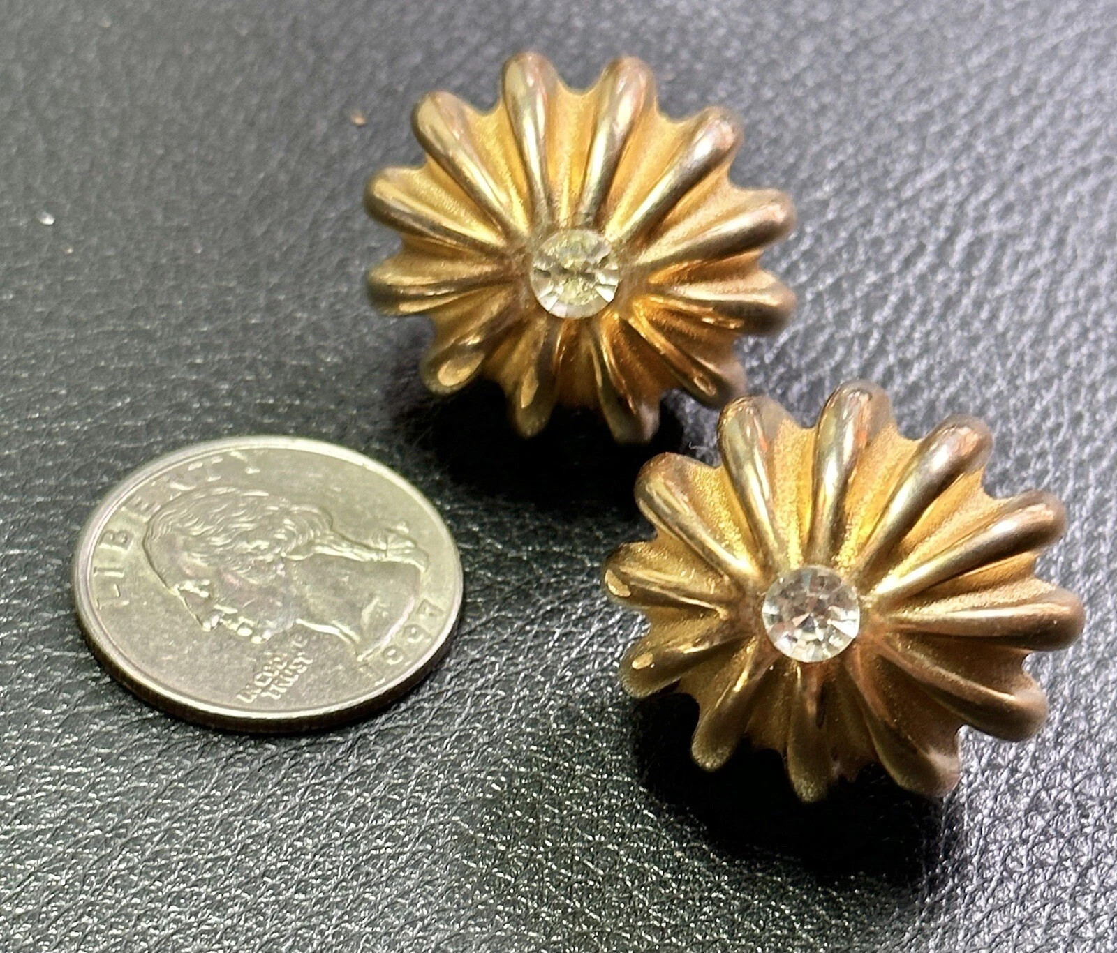 Lovely Vintage unique Gold Tone Ribbed Pumpkin Clip on Earrings 3\