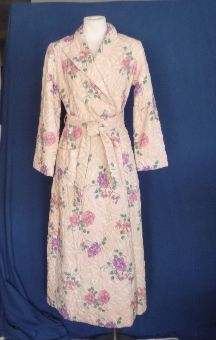 Vtg 1940s Quilted Robe Pink with Rose & Violet Flowers Belted - Barely Worn S