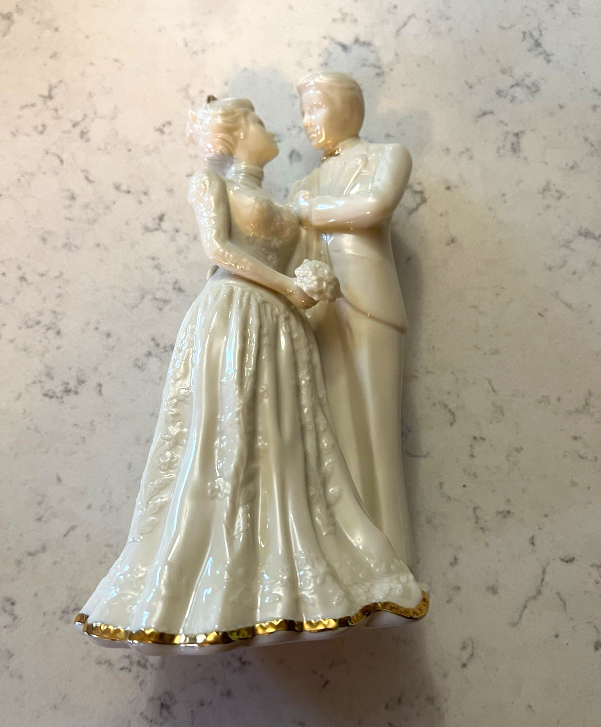 Lenox Wedding Promises Porcelain Bride & Groom Cake Topper Figurine White/Gold Lenox Wedding Promises Porcelain Bride & Groom Cake Topper Figurine White/Gold