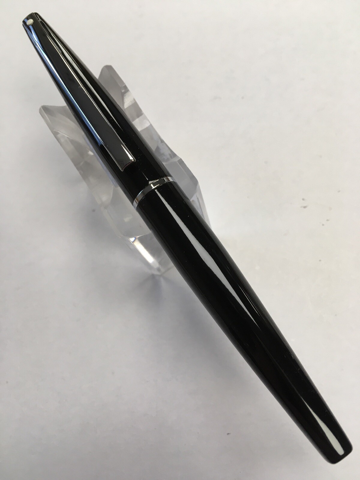 Sheaffer Taranis Gloss Black “M” Nib Fountain Pen Sheaffer Taranis Gloss Black “M” Nib Fountain Pen
