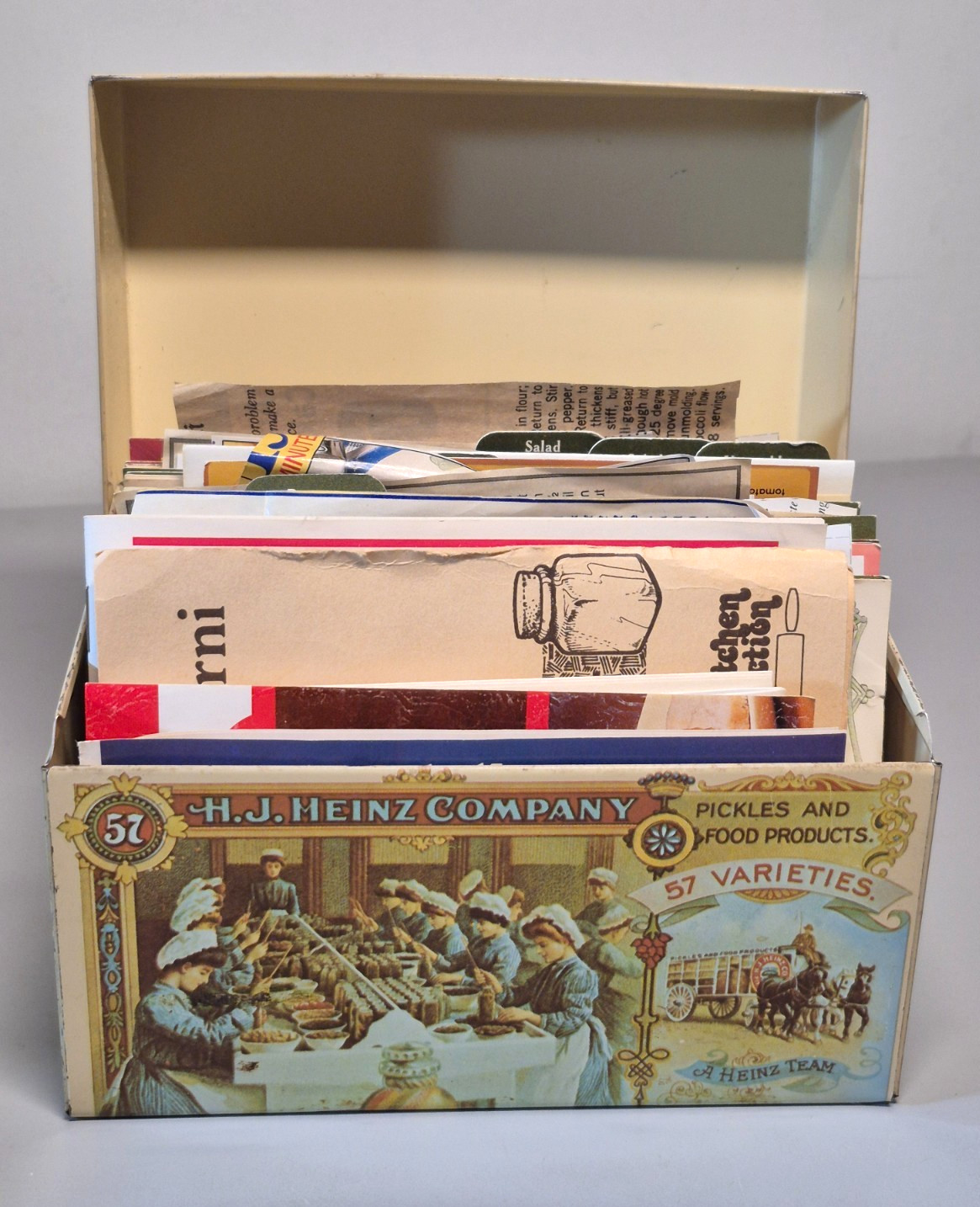 VTG H.J. Heinz 57 Metal Recipe Box Tin w/ Clipped Recipes Advertising Booklets VTG H.J. Heinz 57 Metal Recipe Box Tin w/ Clipped Recipes Advertising Booklets