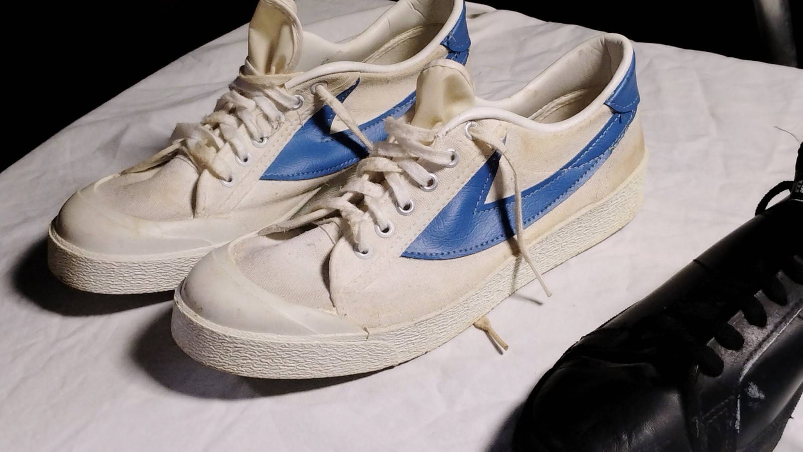 Vintage 1970s White Blue Lightning Bolt Stripe Canvas Sneakers Size 6 Deadstock Vintage 1970s White Blue Lightning Bolt Stripe Canvas Sneakers Size 6 Deadstock