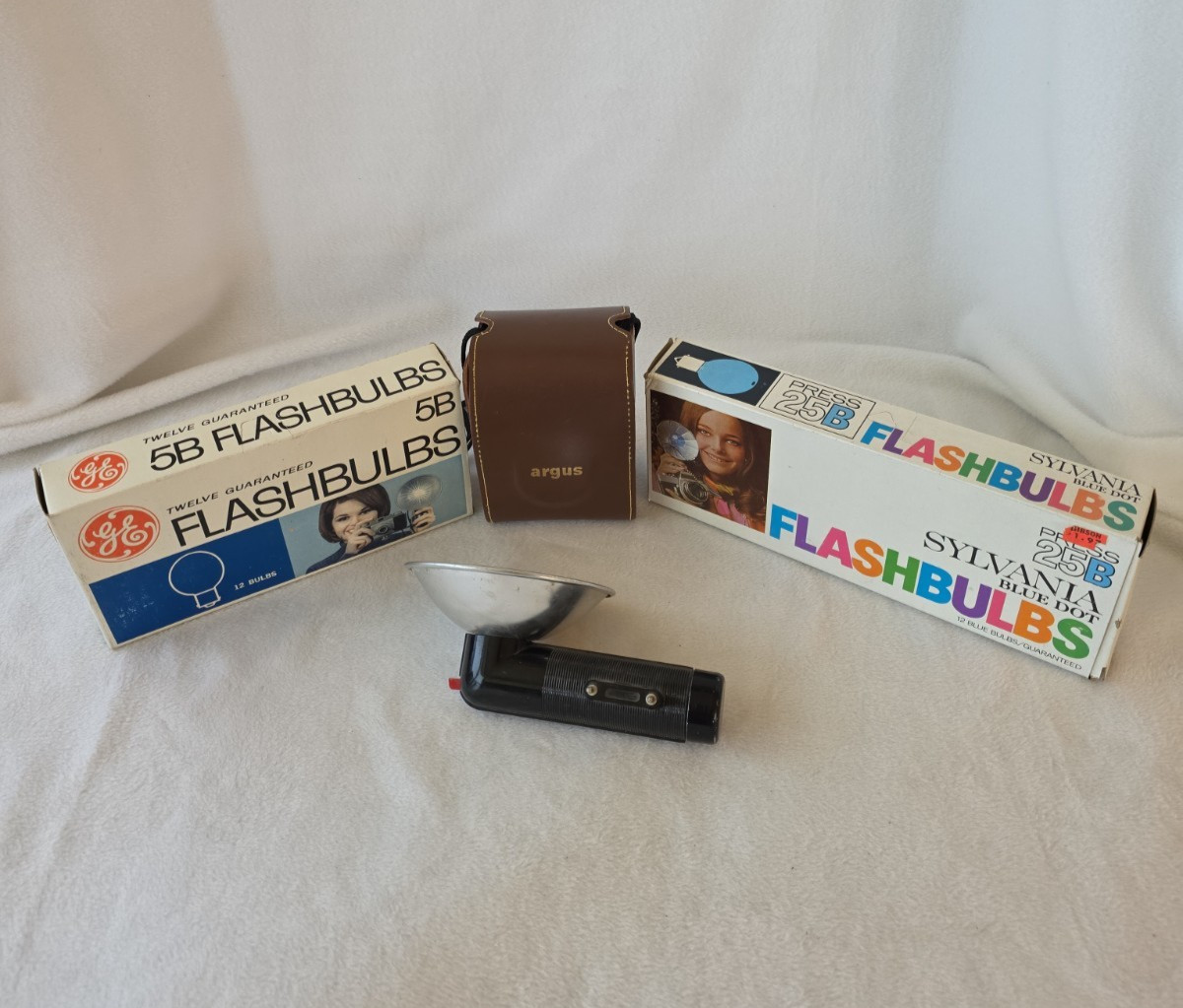Vintage Argus Super Seventy Five Camera Case Flash 18 GE Sylvania Bulbs 1950s