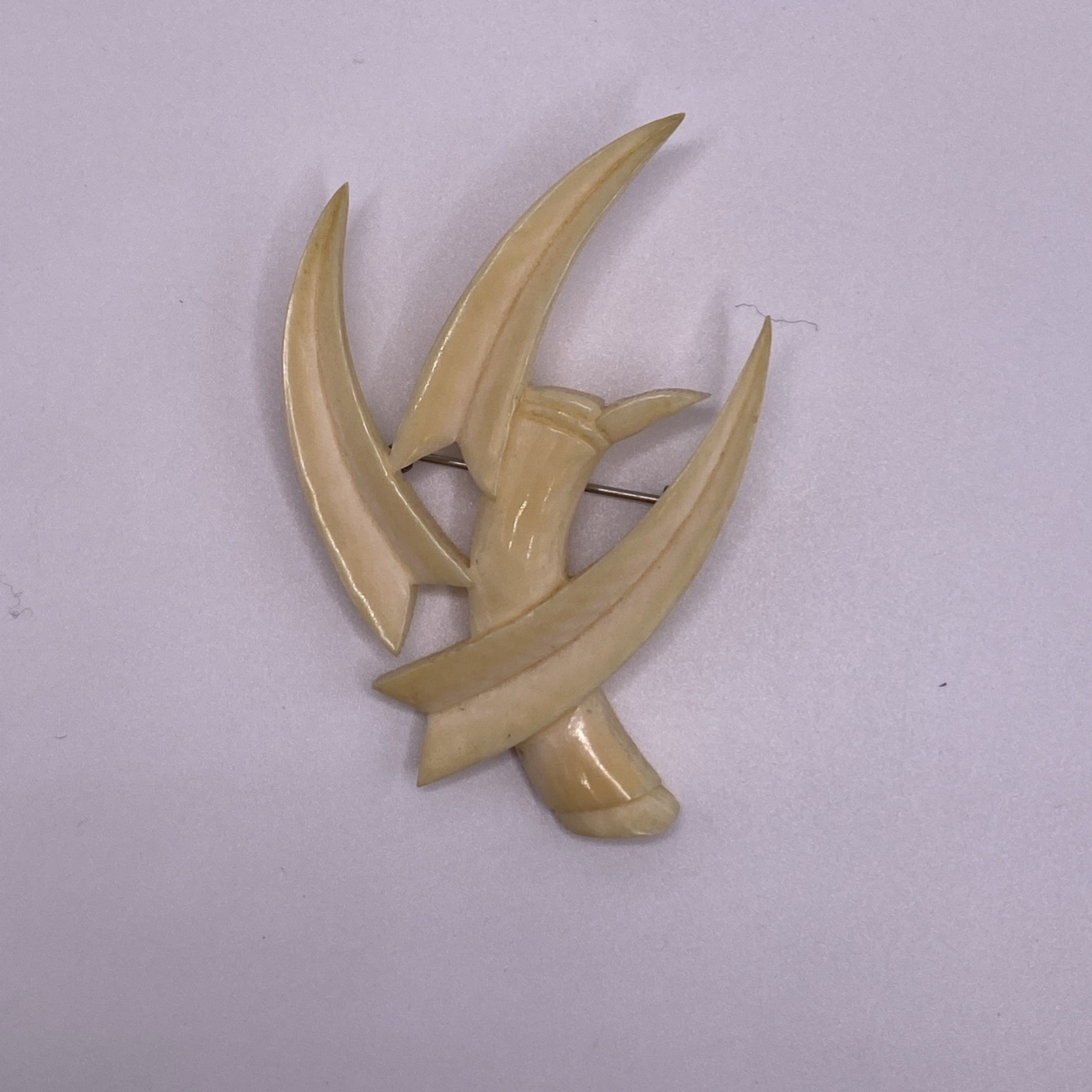 Vintage Ming\'s Style Hand-Carved Hawaiian Motif Brooch/Pin