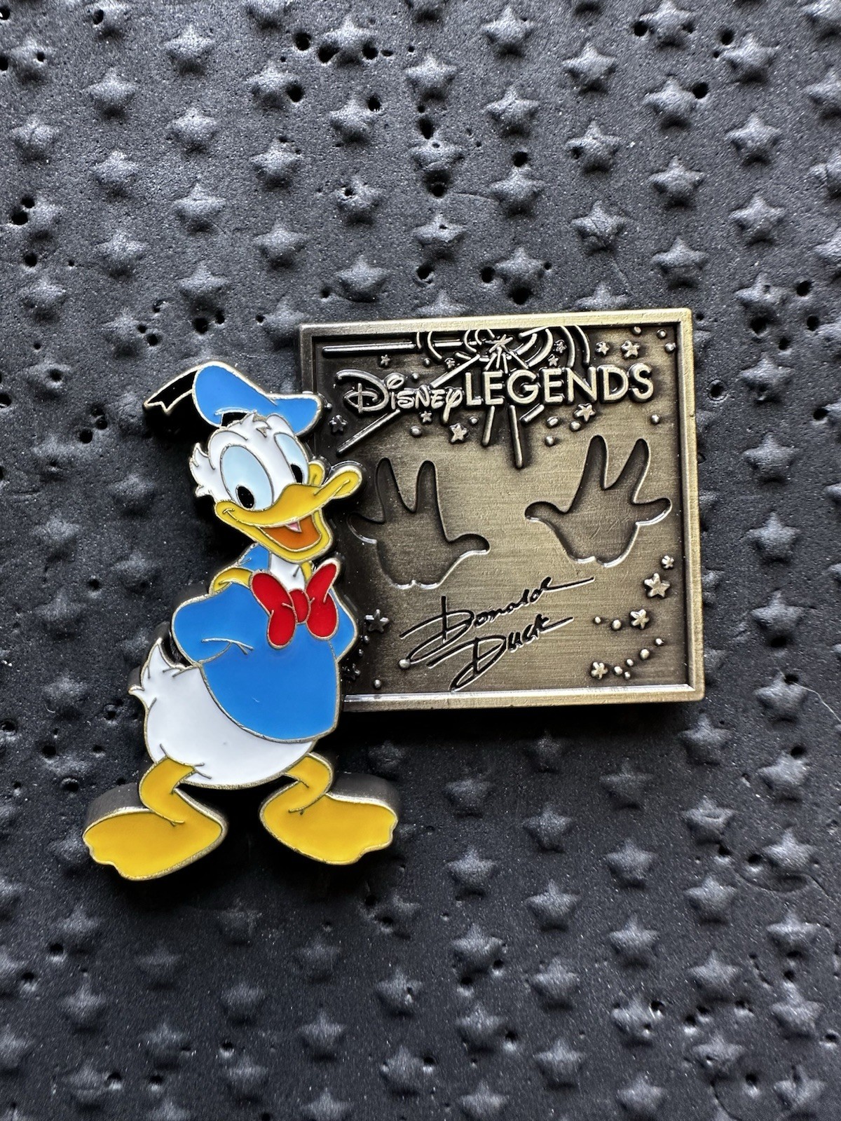 Disney DEC TWDCS Legends Character Plaques Series 2 Donald Duck Pin Disney DEC TWDCS Legends Character Plaques Series 2 Donald Duck Pin