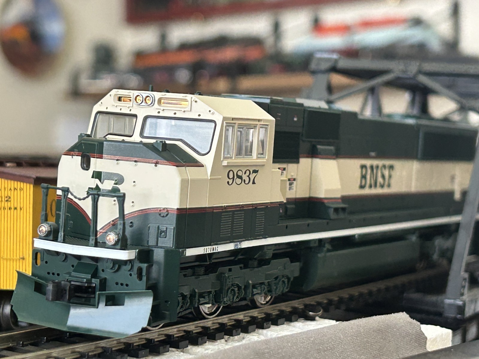 Kato HO Scale EMD SD70MAC -BNSF Executive #9837 (Item #37-6402) BRAND NEW BOXED