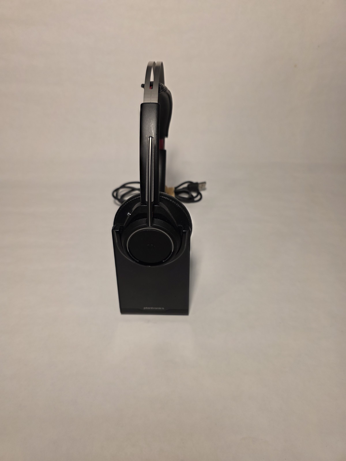Plantronics Voyager Focus UC B825 Wireless Headset, Charging Base, Bluetooth USB