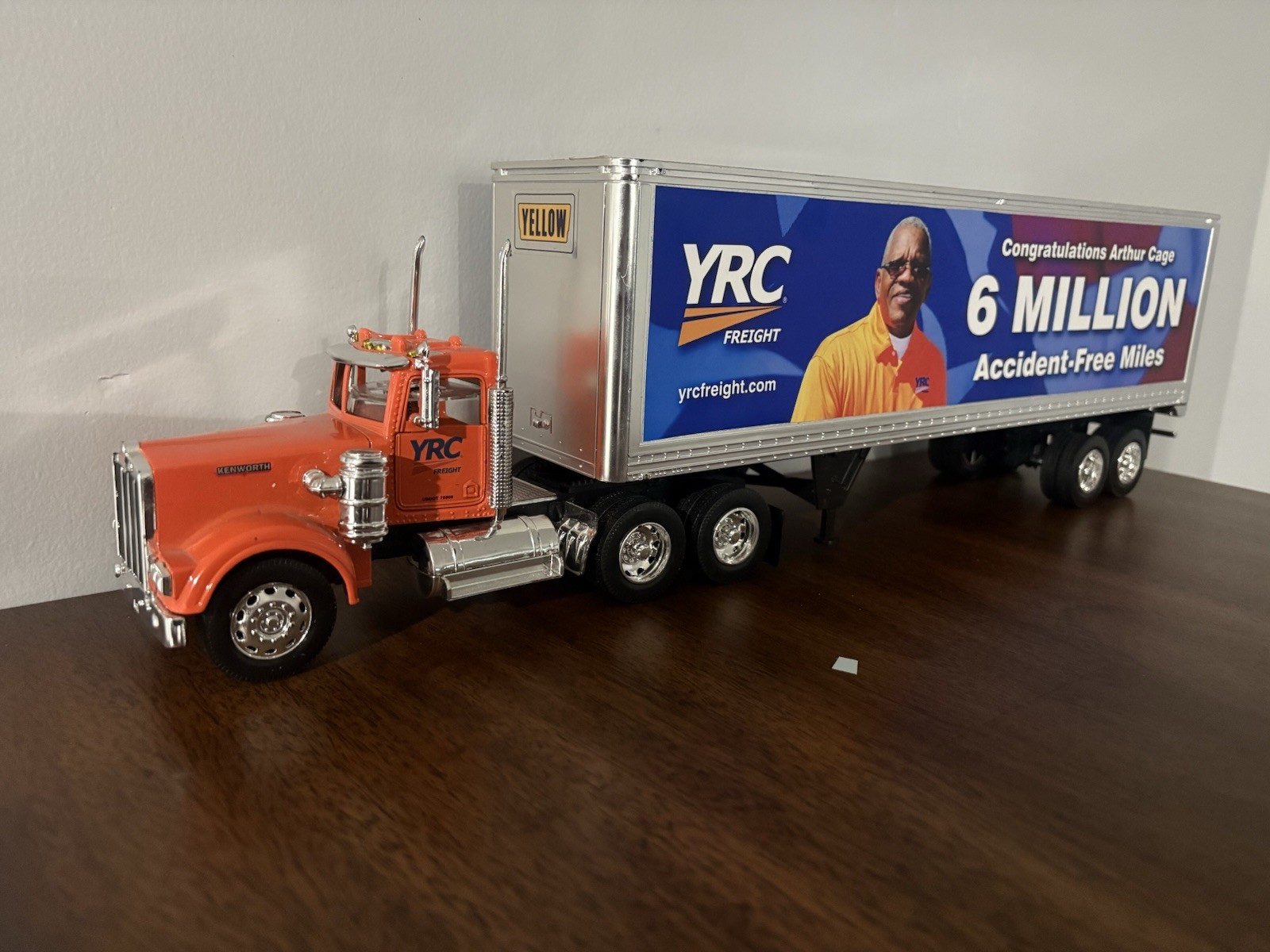 New Ray 1:32 Custom W900 YRC Freight Truck And Trailer (SEE DESCRIPTION) New Ray 1:32 Custom W900 YRC Freight Truck And Trailer (SEE DESCRIPTION)