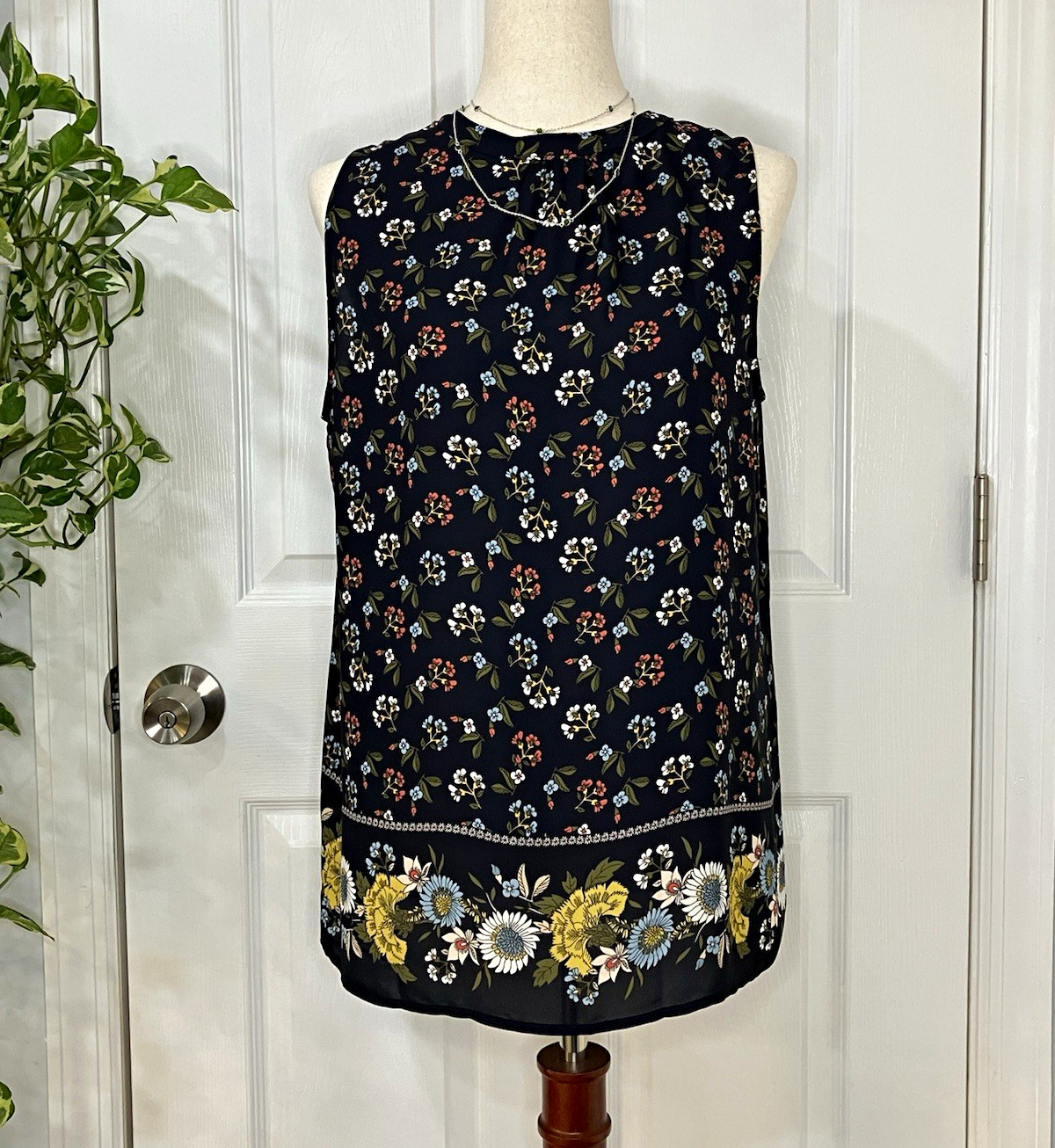 NWT LOFT Women\'s Navy Multicolor Floral Chiffon Sleeveless Tank Blouse M/L NWT LOFT Women\'s Navy Multicolor Floral Chiffon Sleeveless Tank Blouse M/L